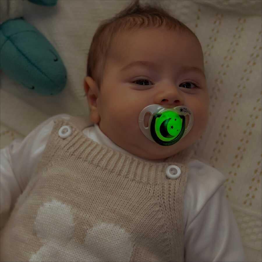 Mamajoo Ortodontik Emzik Seti 6 Ay+ Pearl & Black | İkili, Silikon, Damaklı | Sterilizasyon & Saklama Kabı Hediyeli