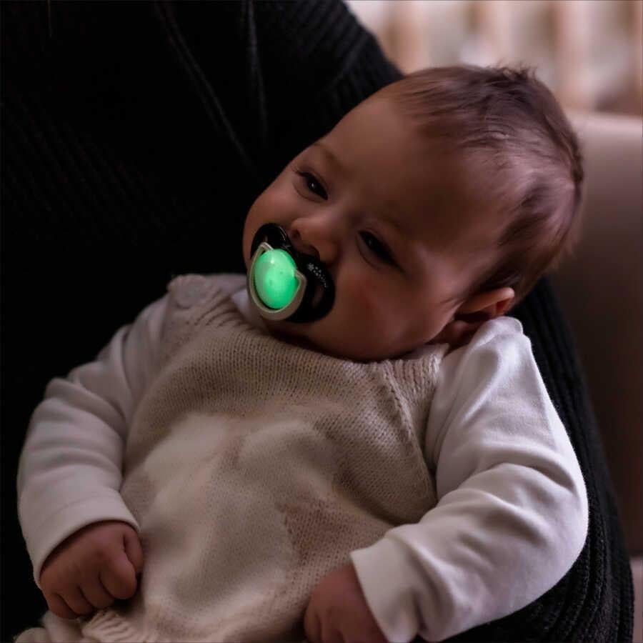 Mamajoo Sterilizasyon & Saklama Kutulu Silikon Ortodontik İkili Emzik Black&Pearl / Gece-Gündüz 0 ay +