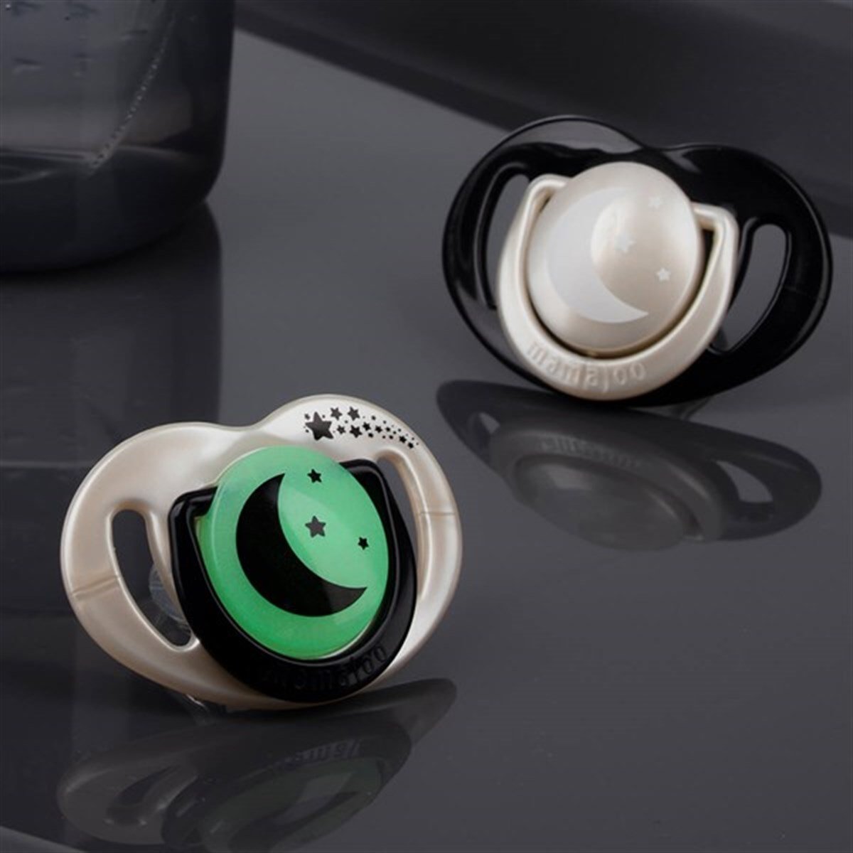 Mamajoo Sterilizasyon & Saklama Kutulu Silikon Ortodontik İkili Emzik Pearl&Black / Gece-Gündüz 0 ay +