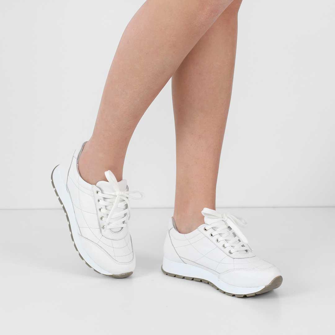 Celal Gültekin Kadın Beyaz Bağcıklı Kalın Tabanlı Deri Sneaker