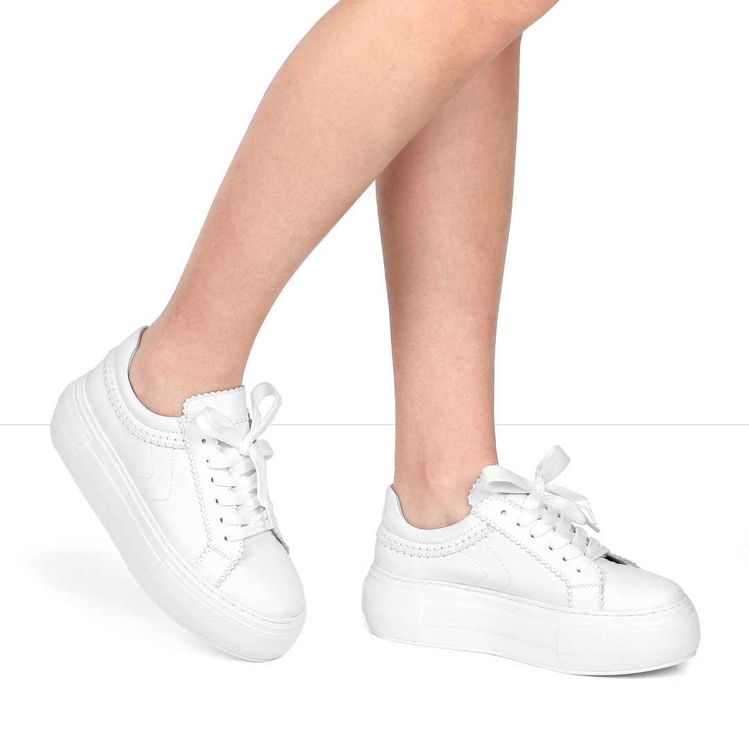 Celal Gültekin Kadın Beyaz Bağcıklı Kalın Tabanlı Deri Sneaker