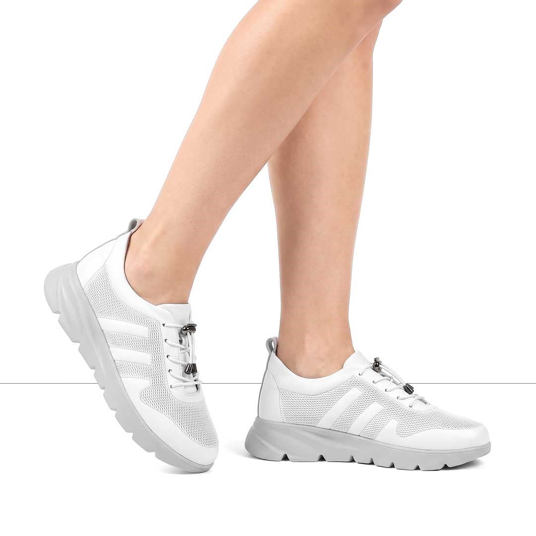 Celal Gültekin Kadın Beyaz Bağcıklı Kalın Tabanlı Deri Sneaker