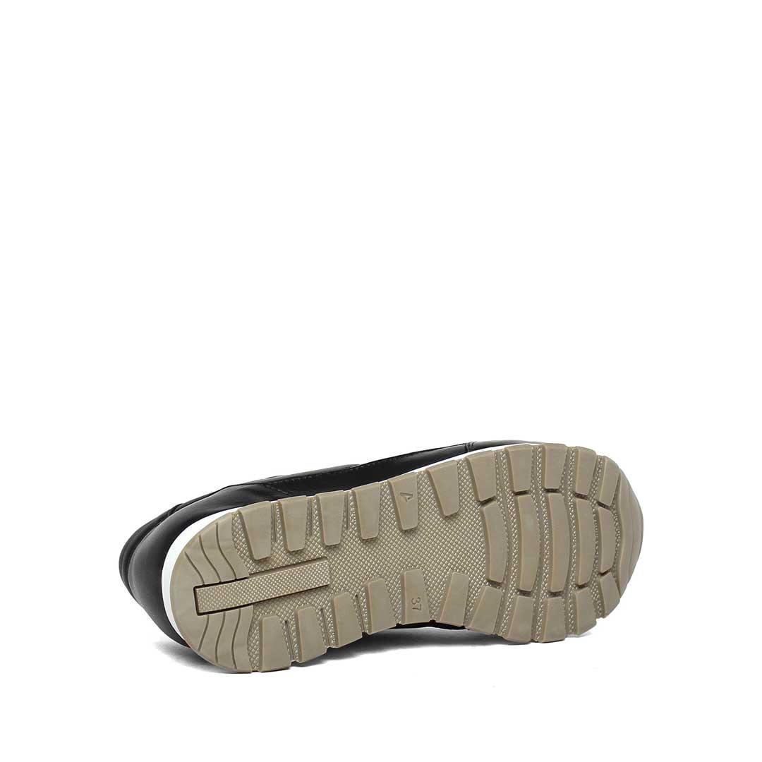 Celal Gültekin Kadın Siyah Bağcıklı Kalın Tabanlı Deri Sneaker