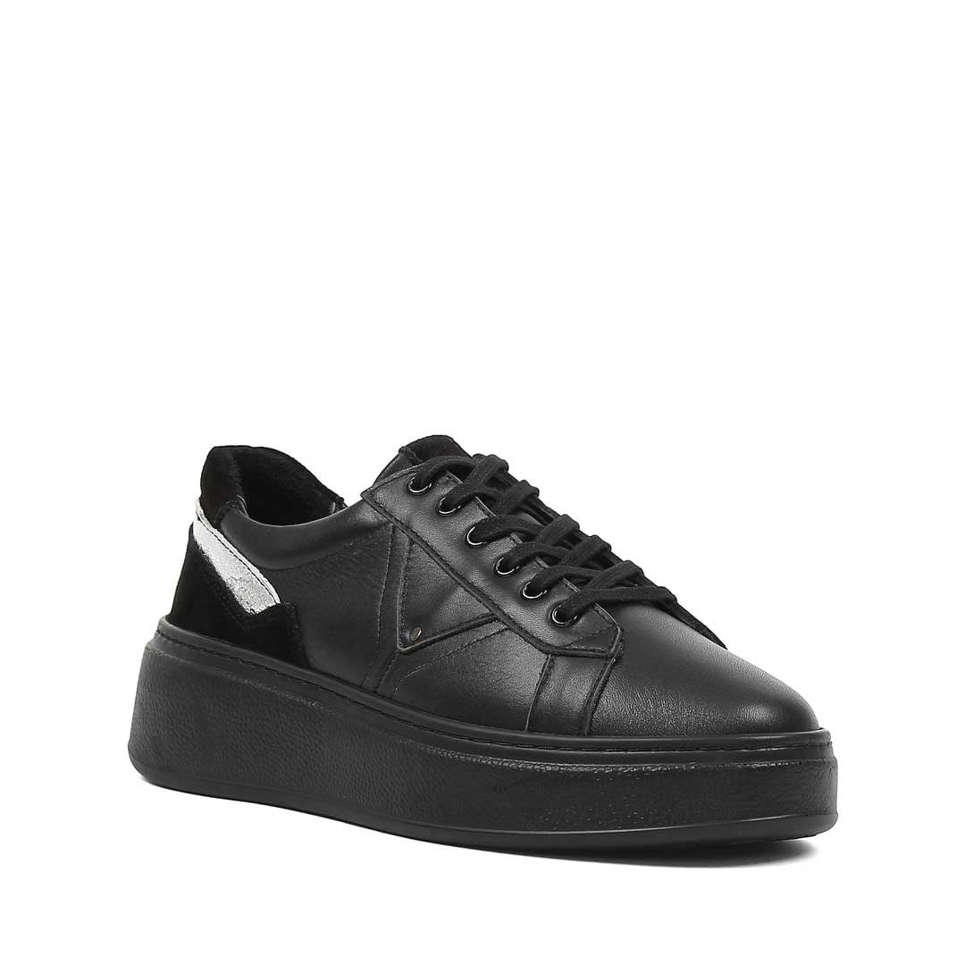 Celal Gültekin Kadın Siyah Bağcıklı Kalın Tabanlı Deri Sneaker