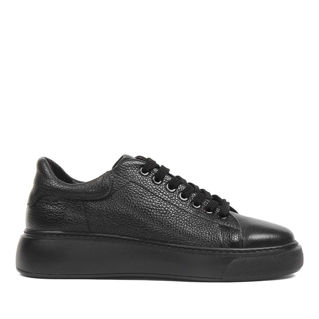 Celal Gültekin Kadın Siyah Bağcıklı Kalın Tabanlı Deri Sneaker