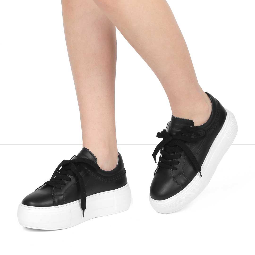 Celal Gültekin Kadın Siyah Bağcıklı Kalın Tabanlı Deri Sneaker