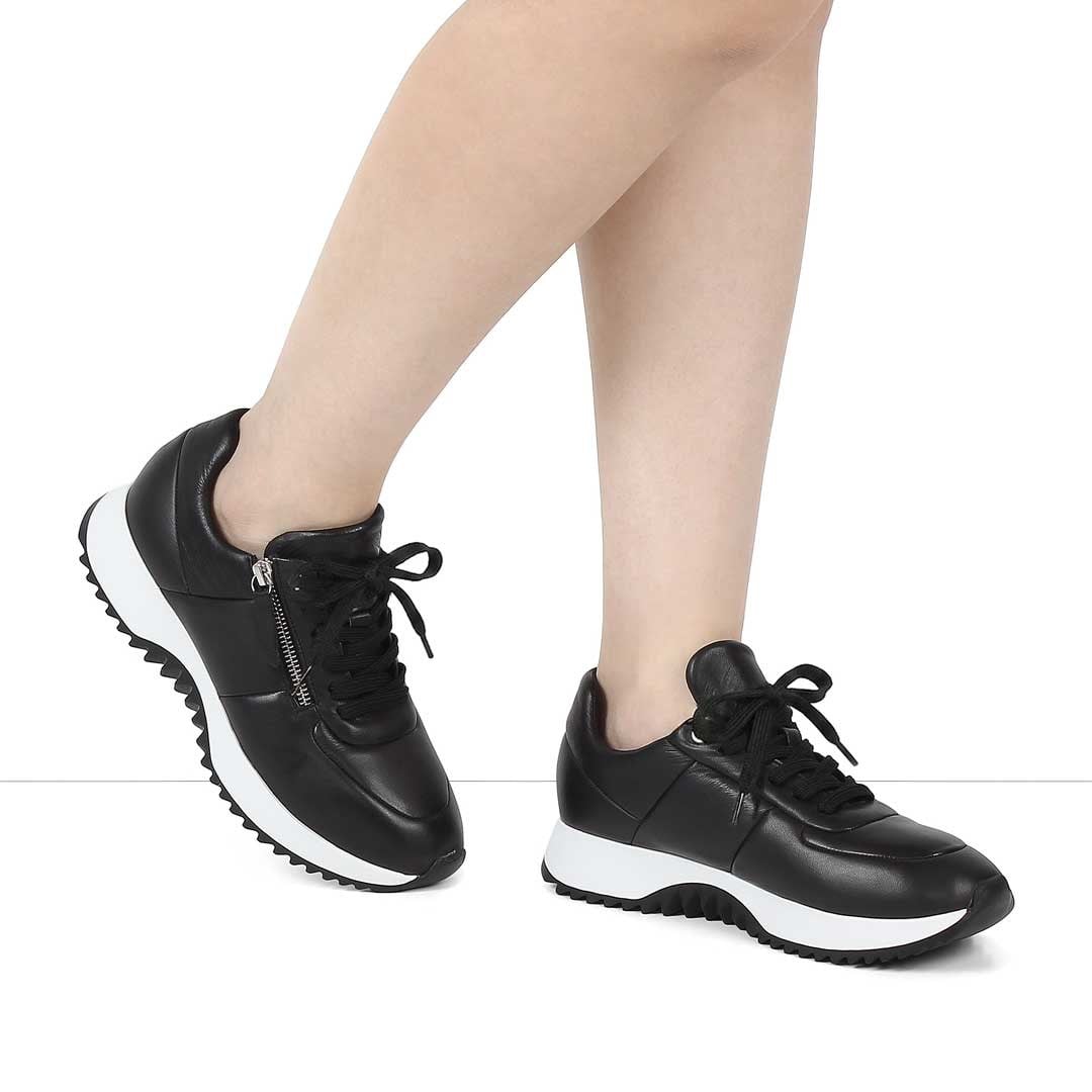 Celal Gültekin Kadın Siyah Bağcıklı Kalın Tabanlı Deri Sneaker