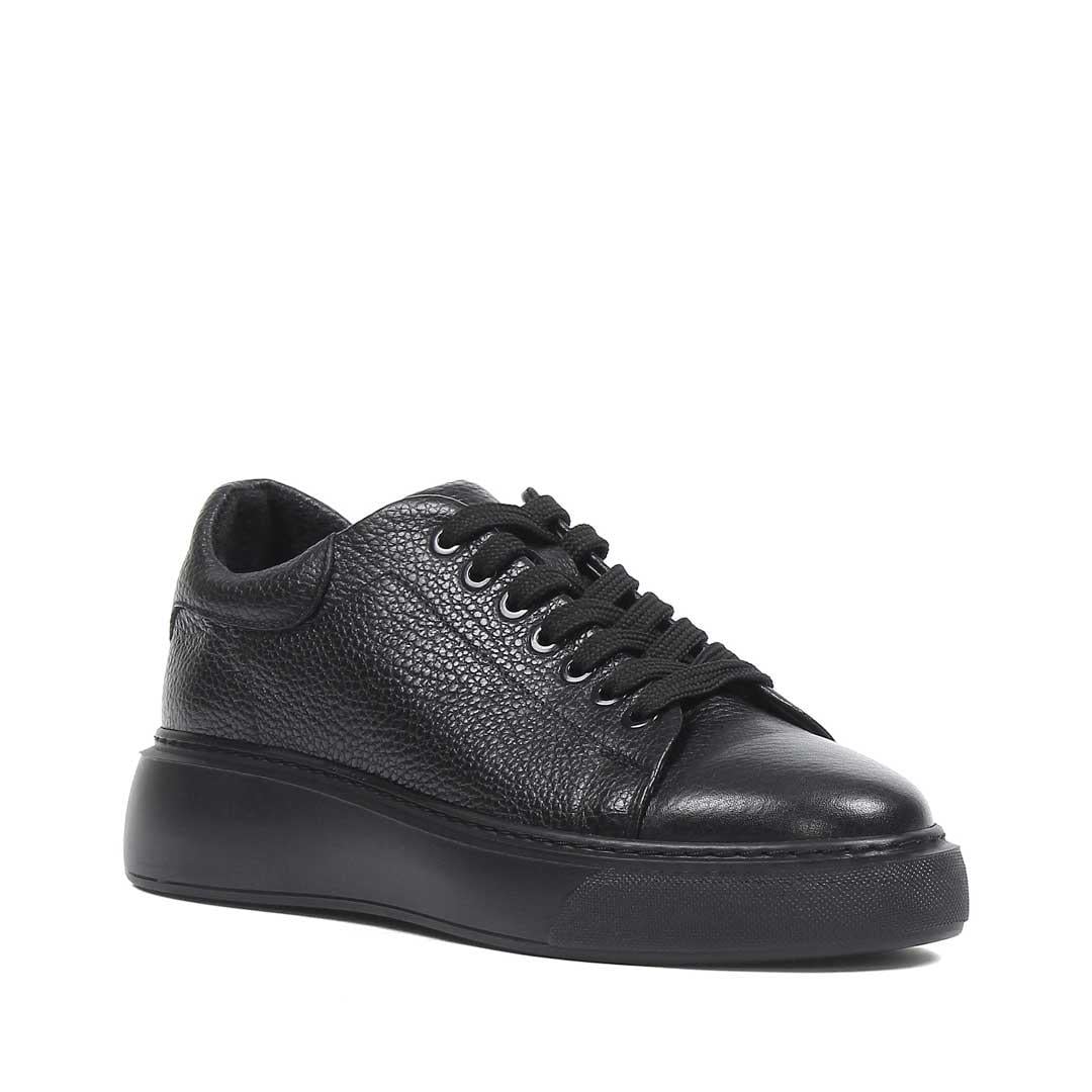 Celal Gültekin Kadın Siyah Bağcıklı Kalın Tabanlı Deri Sneaker