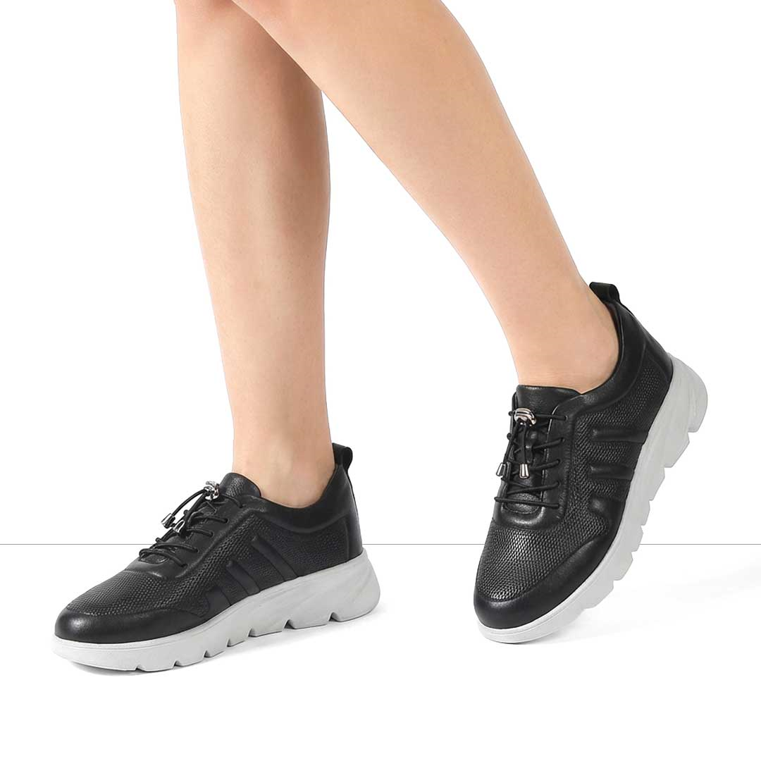 Celal Gültekin Kadın Siyah Bağcıklı Kalın Tabanlı Deri Sneaker