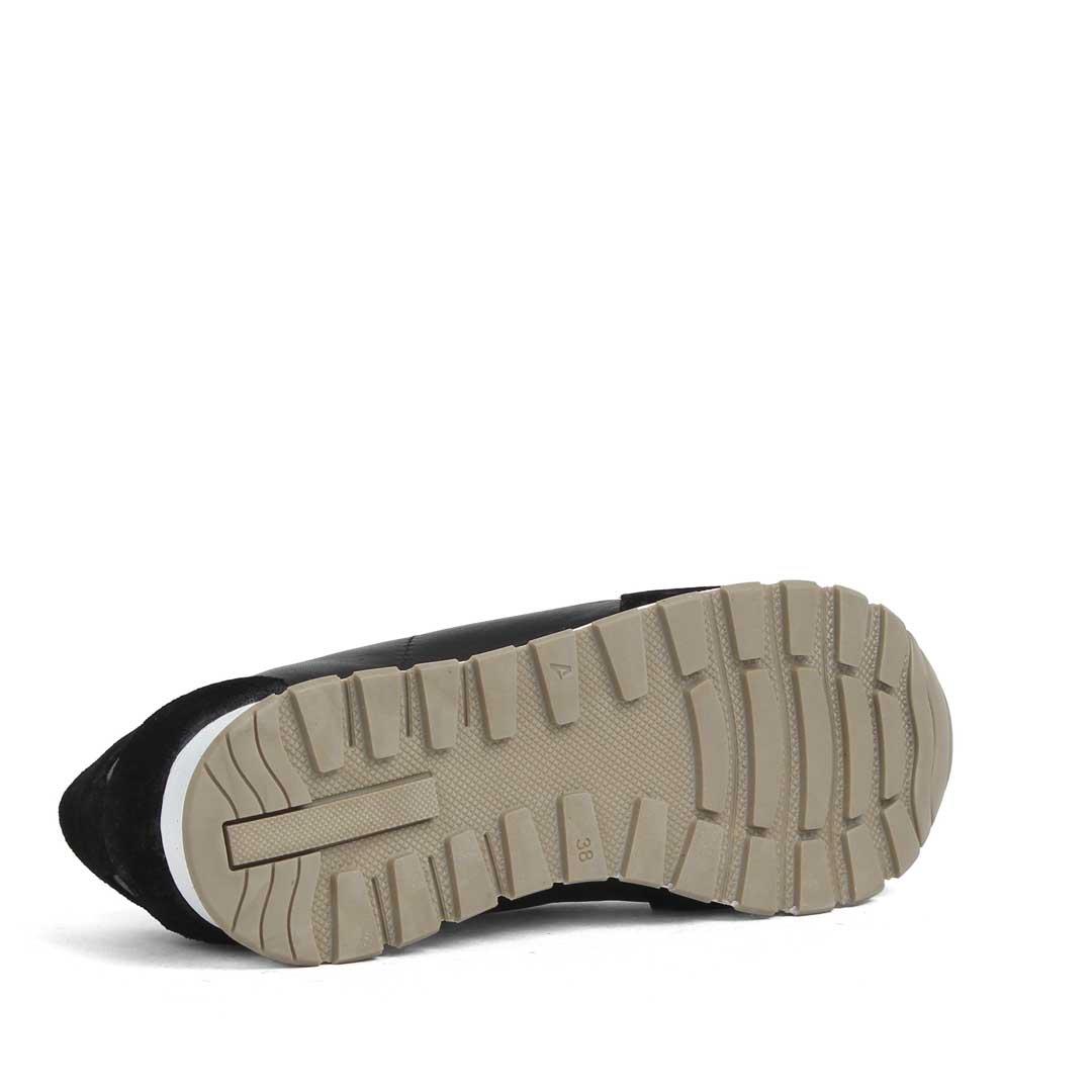 Celal Gültekin Kadın Siyah Bağcıklı Kalın Tabanlı Süet Deri Sneaker