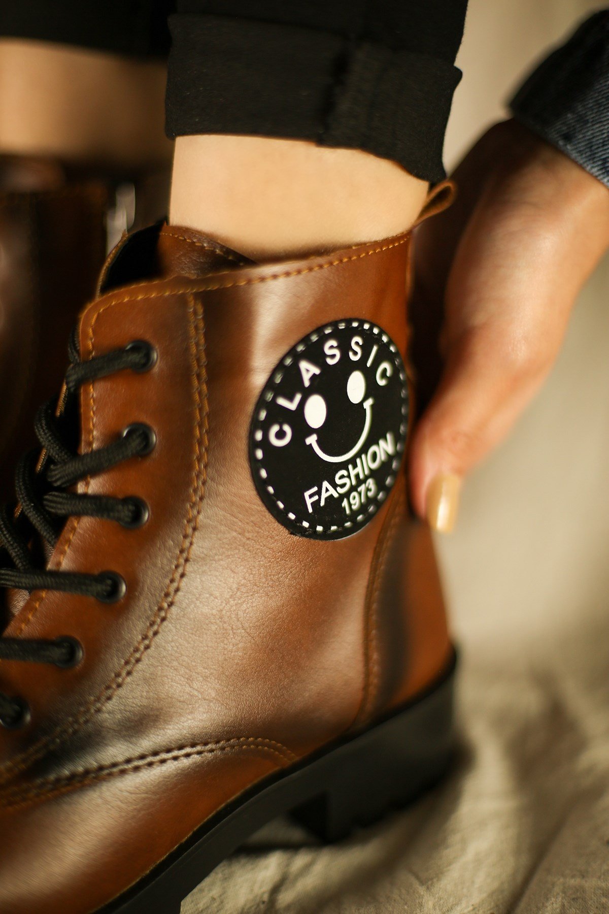 Bayan Emoji Armalı Kısa Postal TABA CİLT