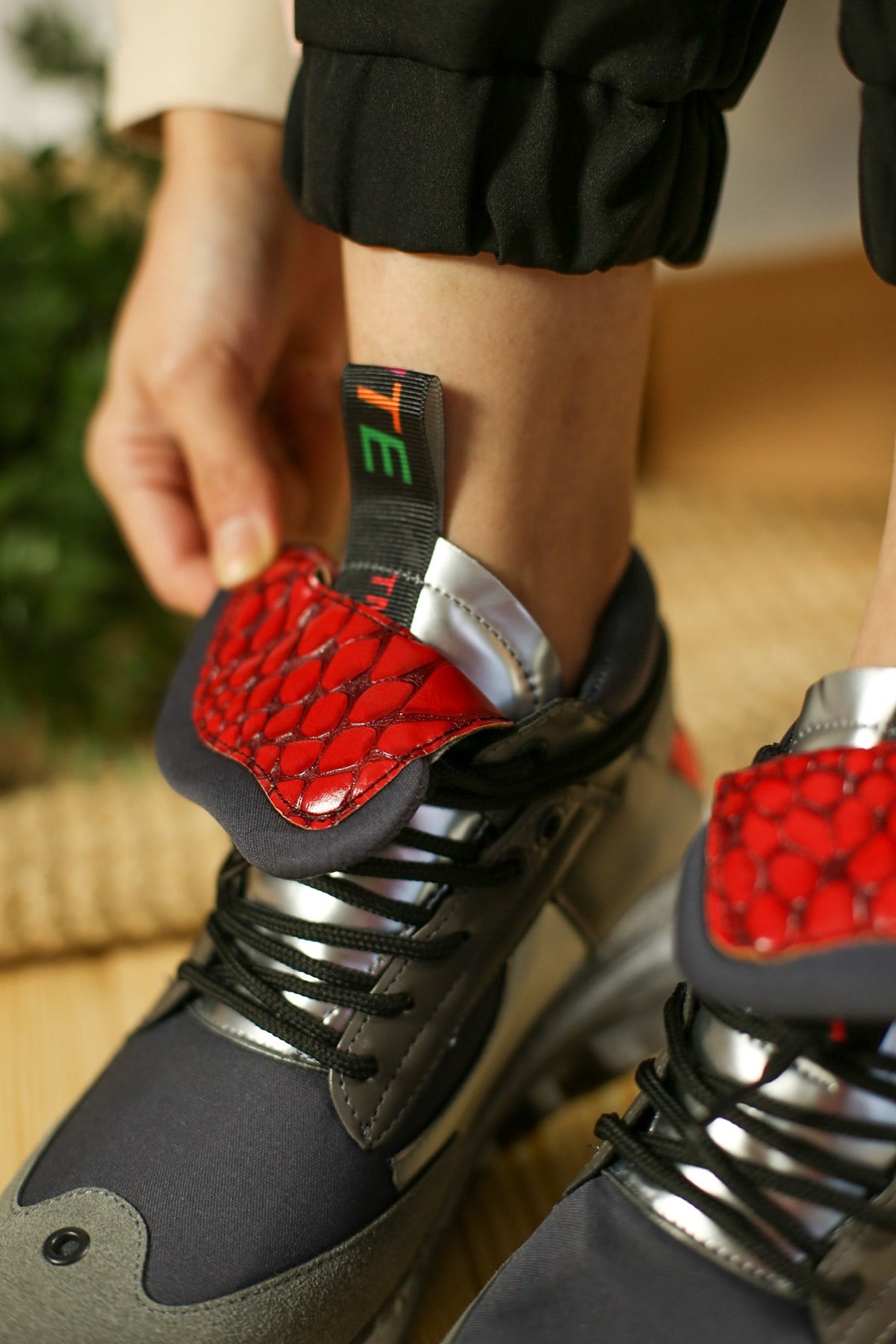 Bayan Spor  Ayakkabı - D970 GRİ GÜMÜŞ KIRMIZI