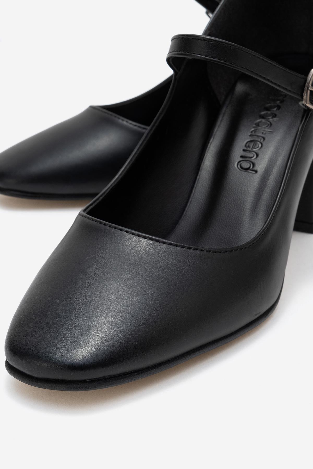 Kadın Küt Burunlu Biyeli Topuklu Ayakkabı; SİYAH CİLT