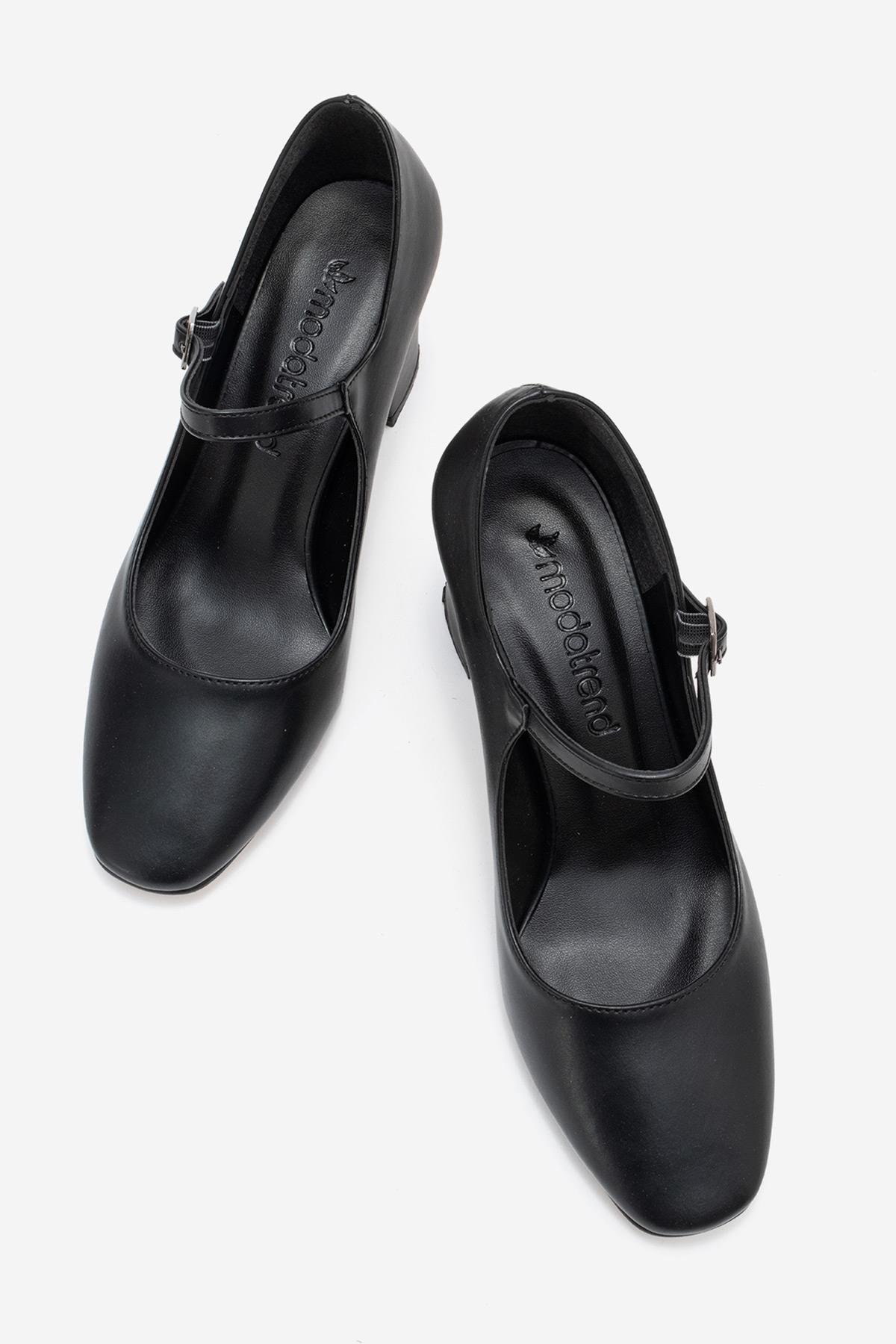 Kadın Küt Burunlu Biyeli Topuklu Ayakkabı; SİYAH CİLT