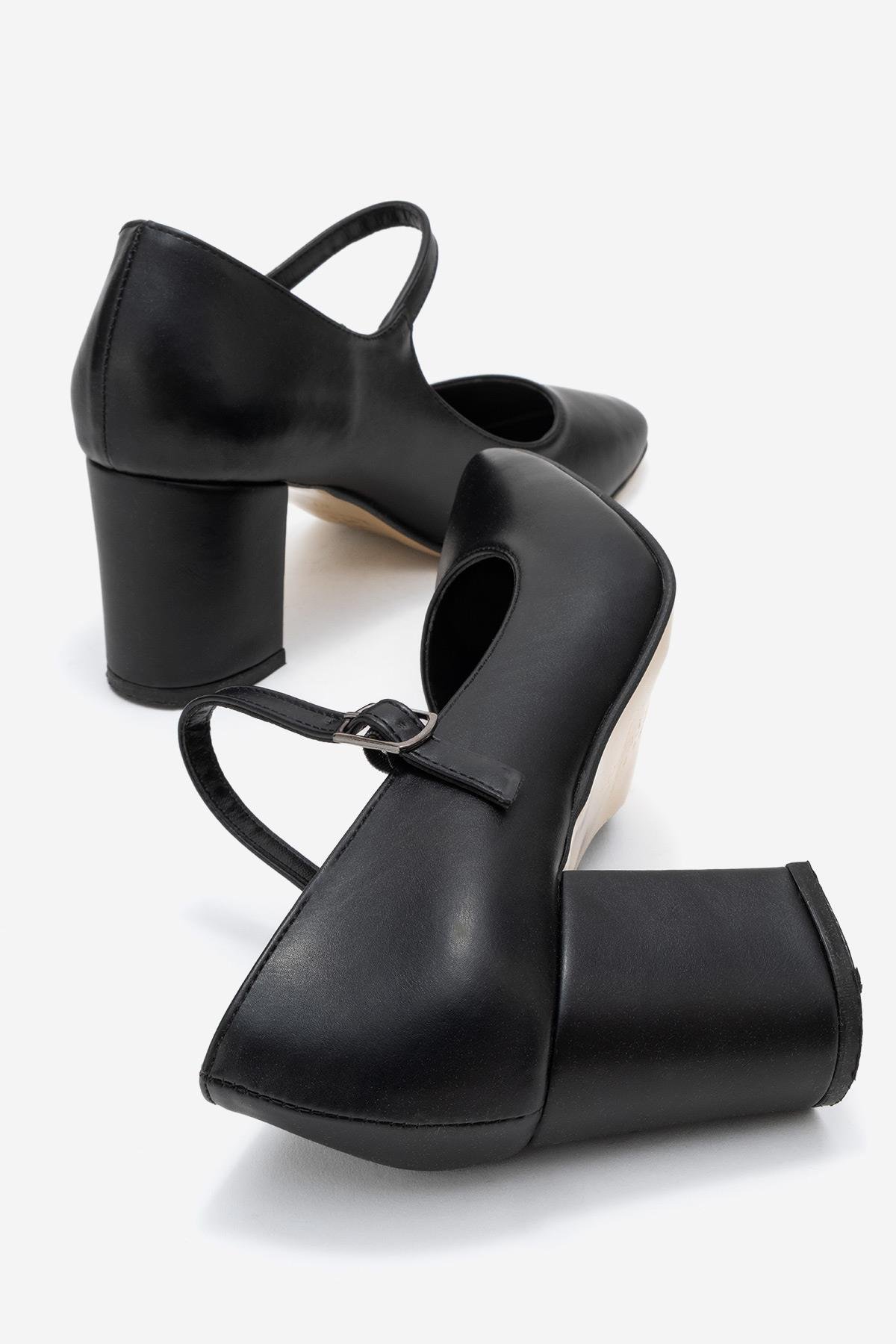 Kadın Küt Burunlu Biyeli Topuklu Ayakkabı; SİYAH CİLT