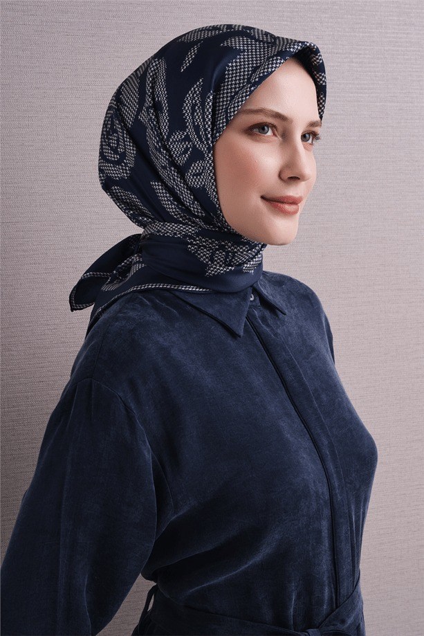 Armine 9645 Büyük Çiçekli Saf İpek Twill Eşarp Lacivert Eşarp ARMİNE 
