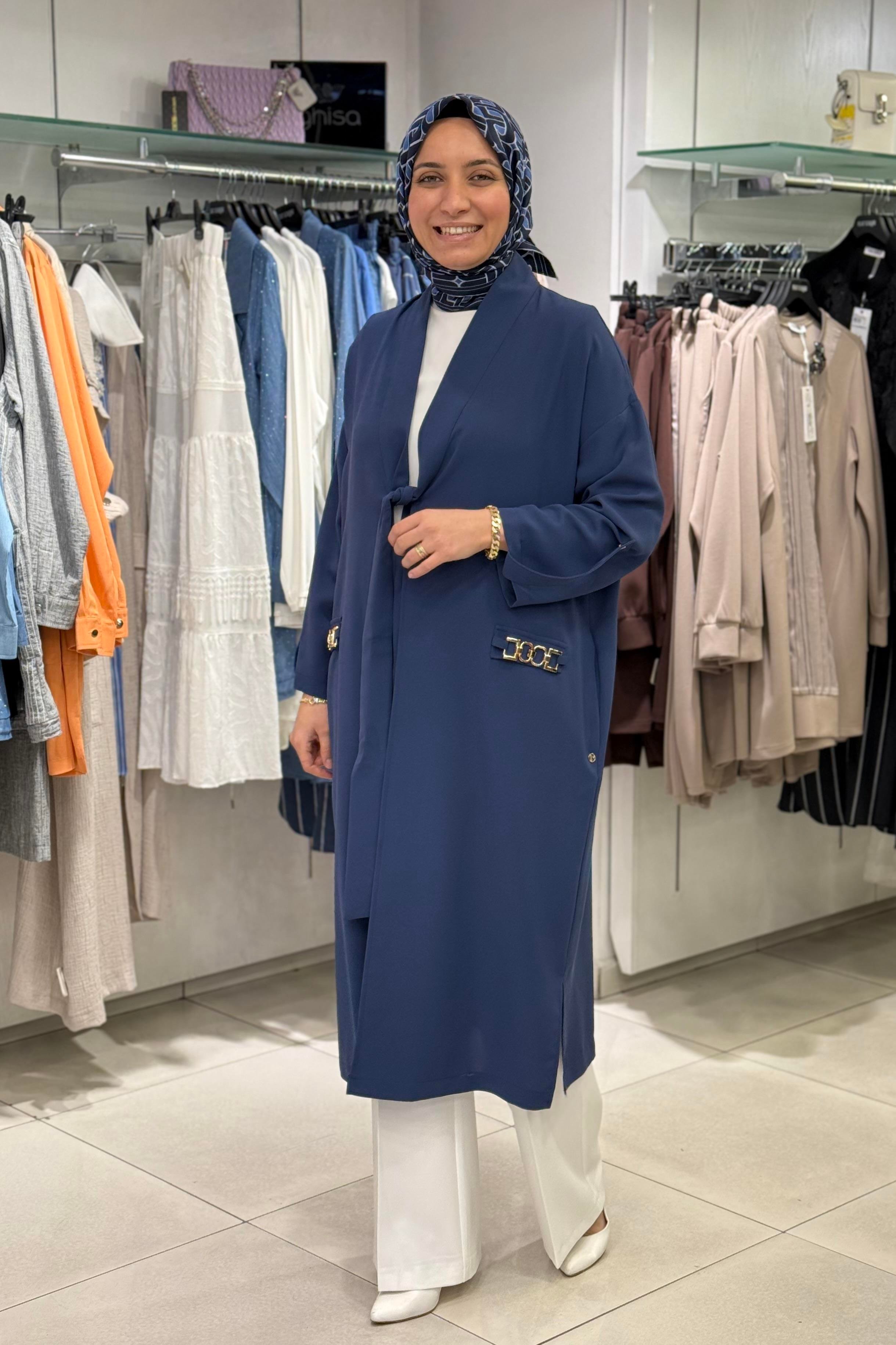 ARMİNE TREND Armine Trend 25YT543 Önden Bağlamalı Uzun Kap - İndigo Armine Trend 25YT543 Önden Bağlamalı Uzun Kap - Bilen Giyim Kap 