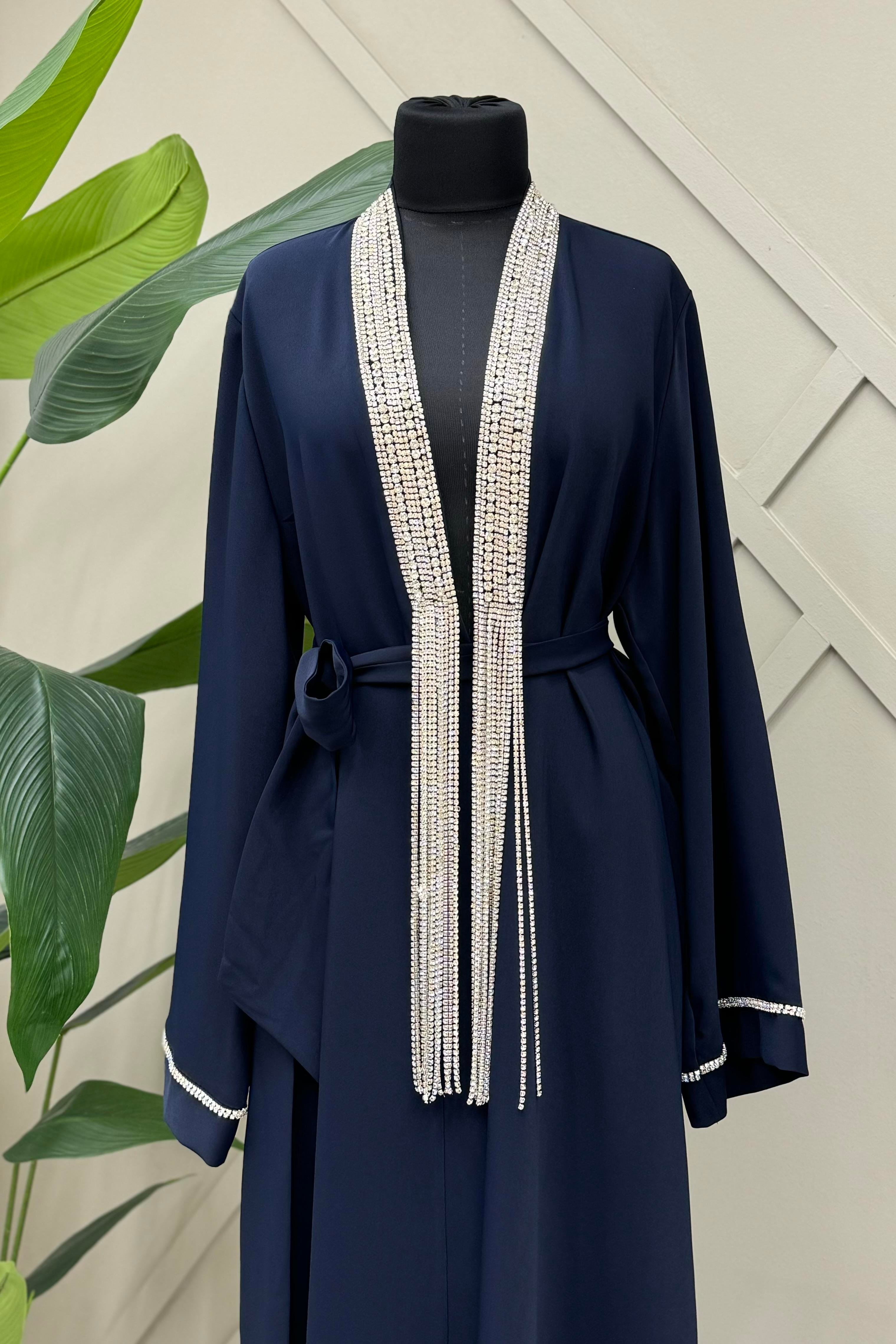 ETRUCCİ Önleri Sarkık Taş İşlemeli Abaya 6166 - Lacivert Önleri Sarkık Taş İşlemeli Abaya 6166 - Lacivert - Bilen Giyim  Abiye Grubu 