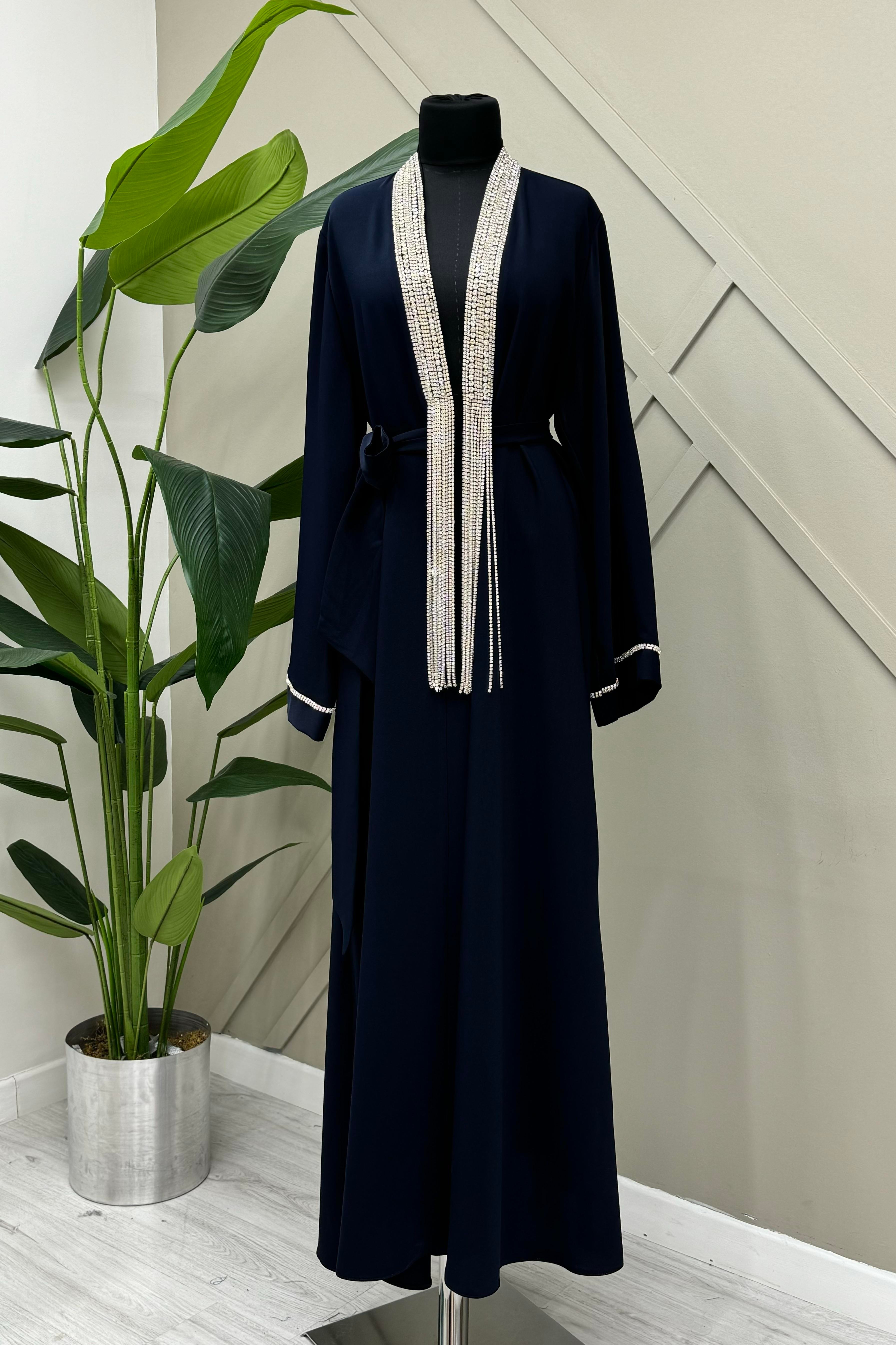 ETRUCCİ Önleri Sarkık Taş İşlemeli Abaya 6166 - Lacivert Önleri Sarkık Taş İşlemeli Abaya 6166 - Lacivert - Bilen Giyim  Abiye Grubu 