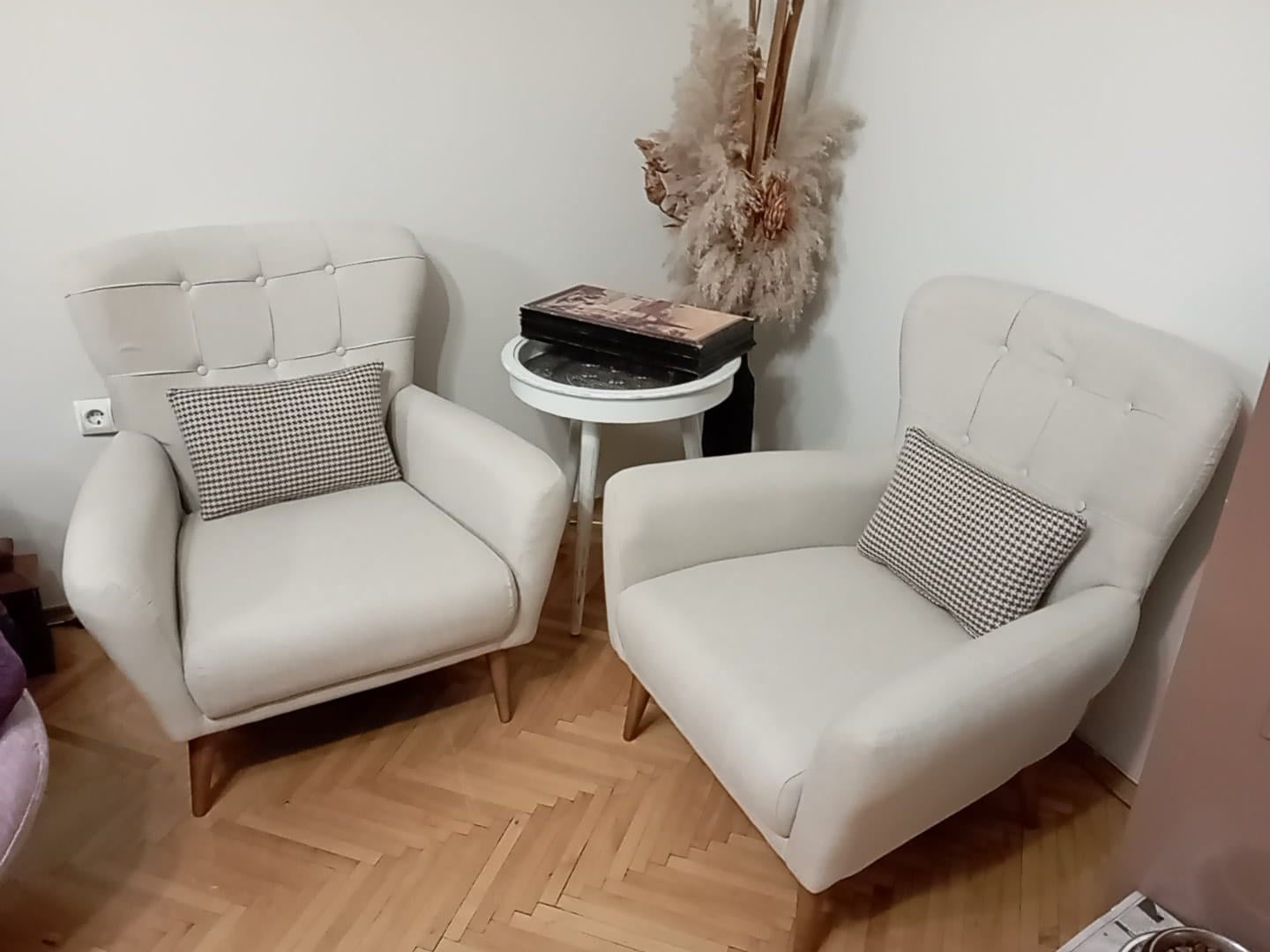  Beyaz  Retro Berjer Teslimatı 