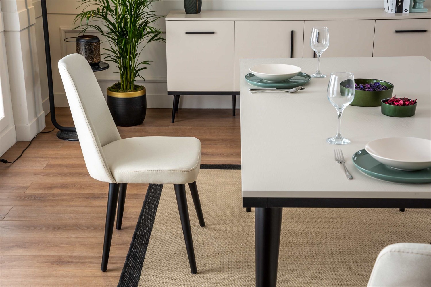 Dekorbizden Laris Yemek Odası Takımı 