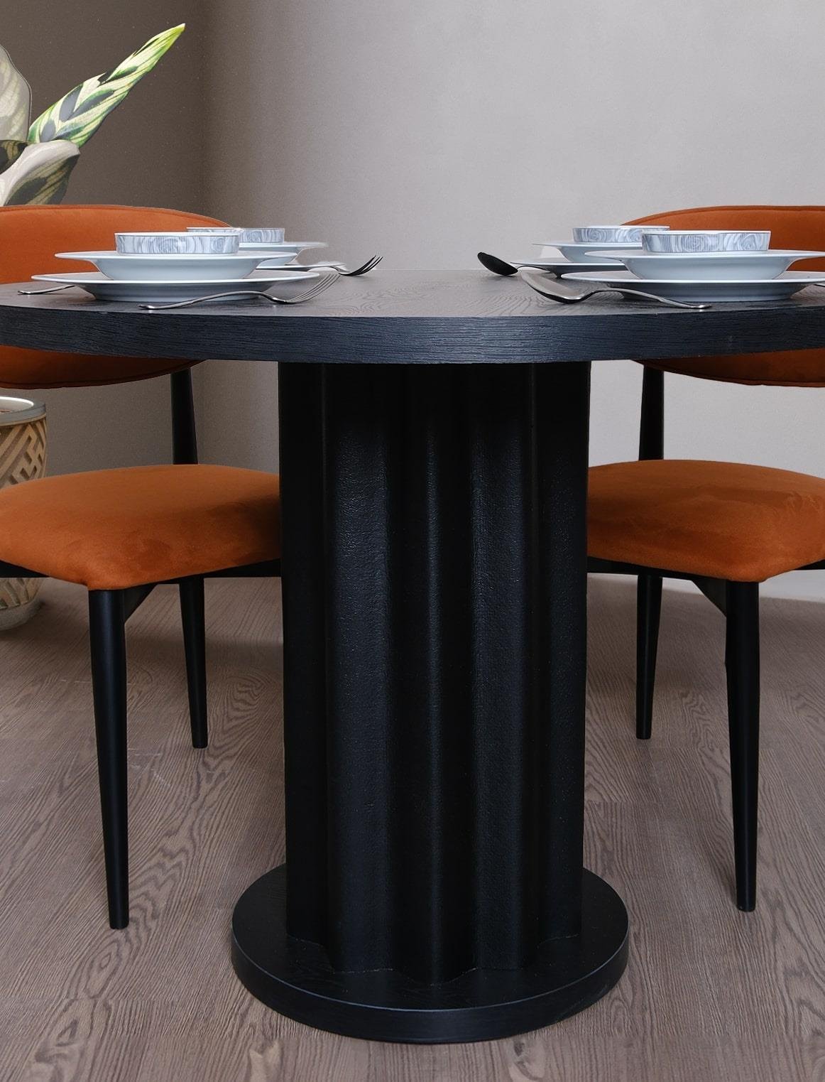 Dekorbizden Yuvarlak Siyah Yemek Masası