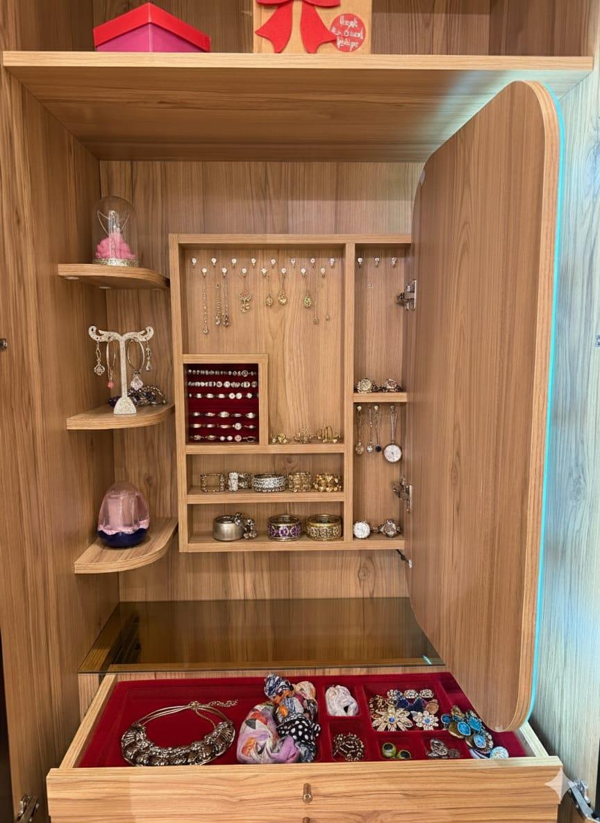 Tress Makyaj Masası Dolaplı 