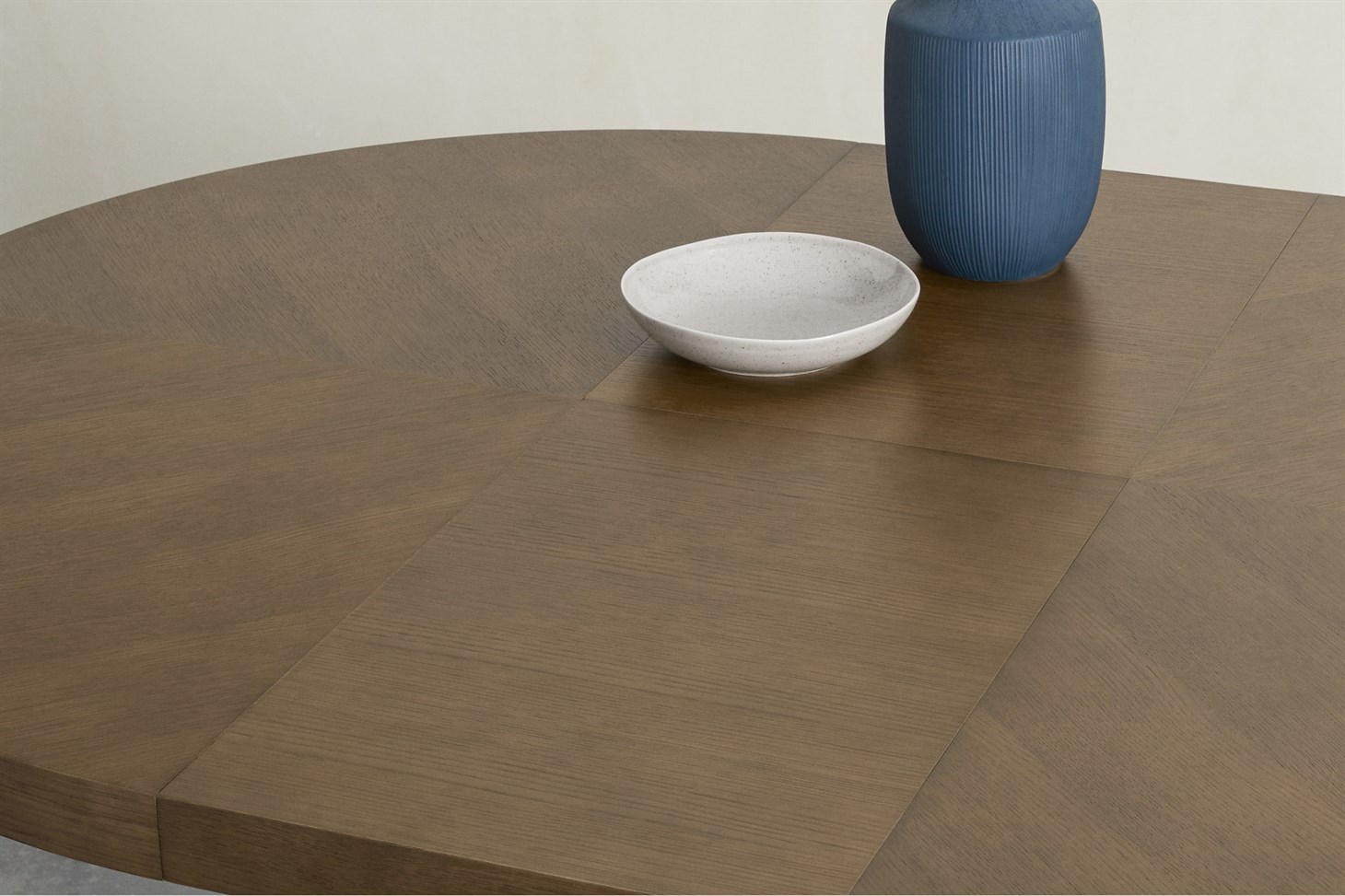 Belgrave 4- 6 Seat Round Extending Dining Table, Dark Stained Oak