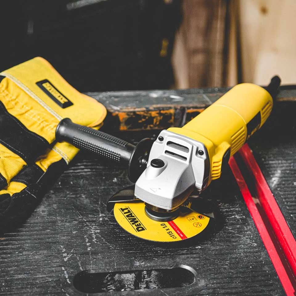 Dewalt DWE4016 730W 115mm Avuç Taşlama Makinesi