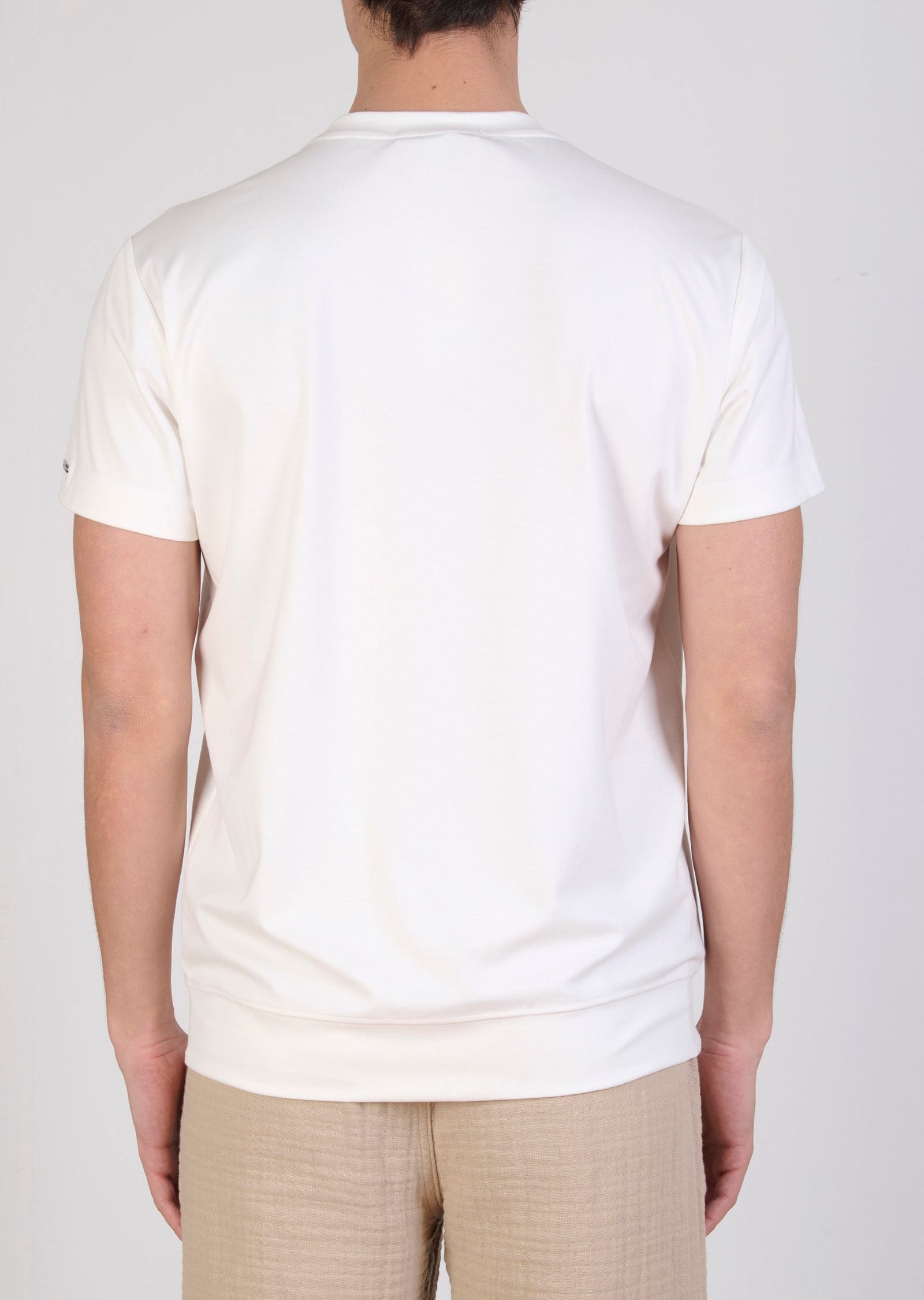 Beyaz Metal Logo Detaylı Oval Yaka T-Shirt