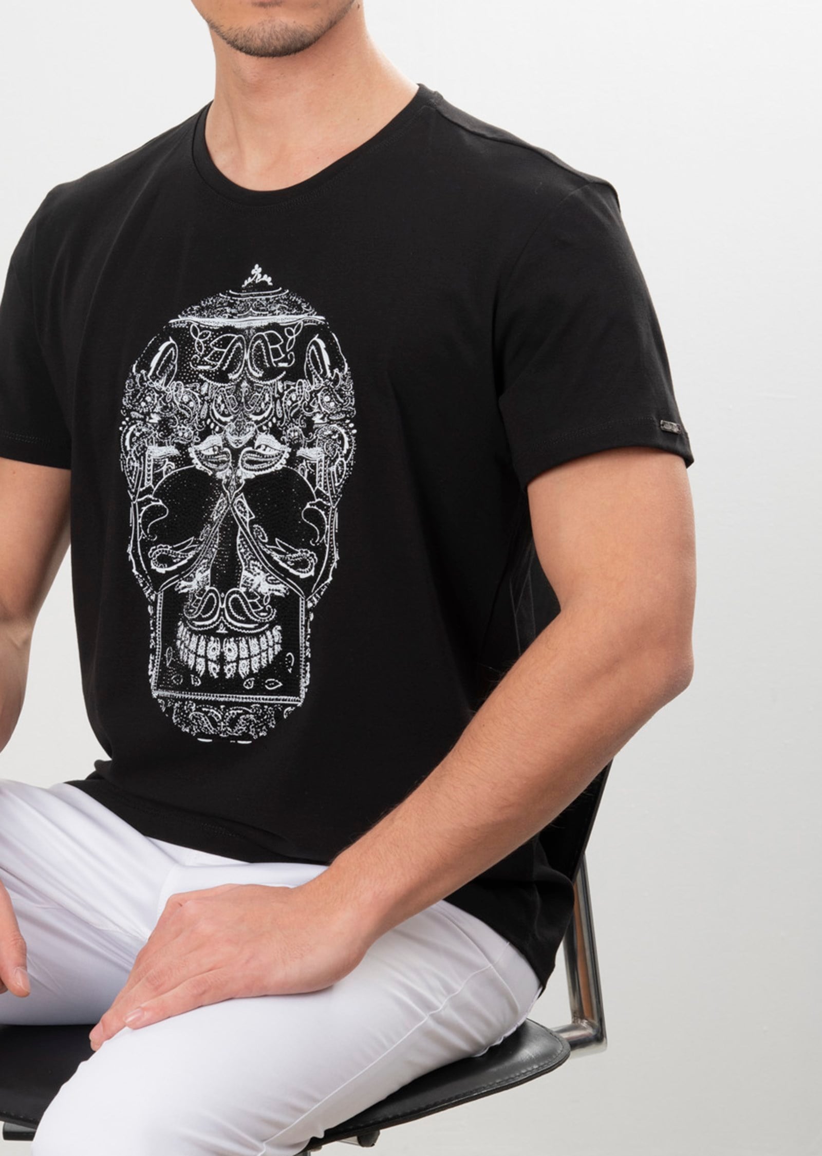 Taşlı Kurukafa Desenli Oval Yaka T-Shirt