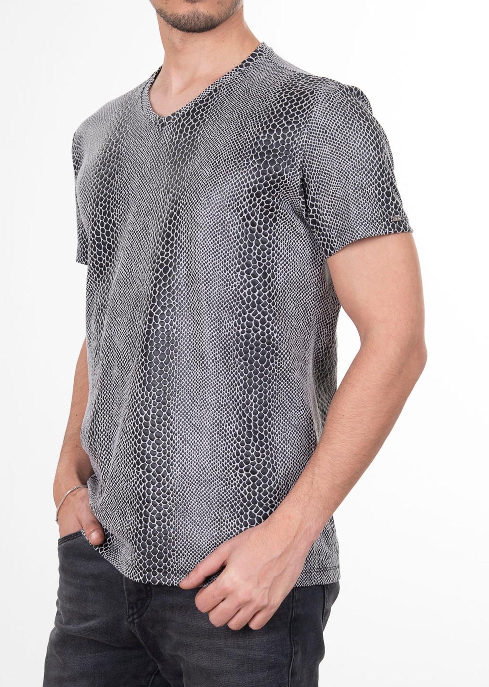 Yılan Derisi Desenli V Yaka T-Shirt