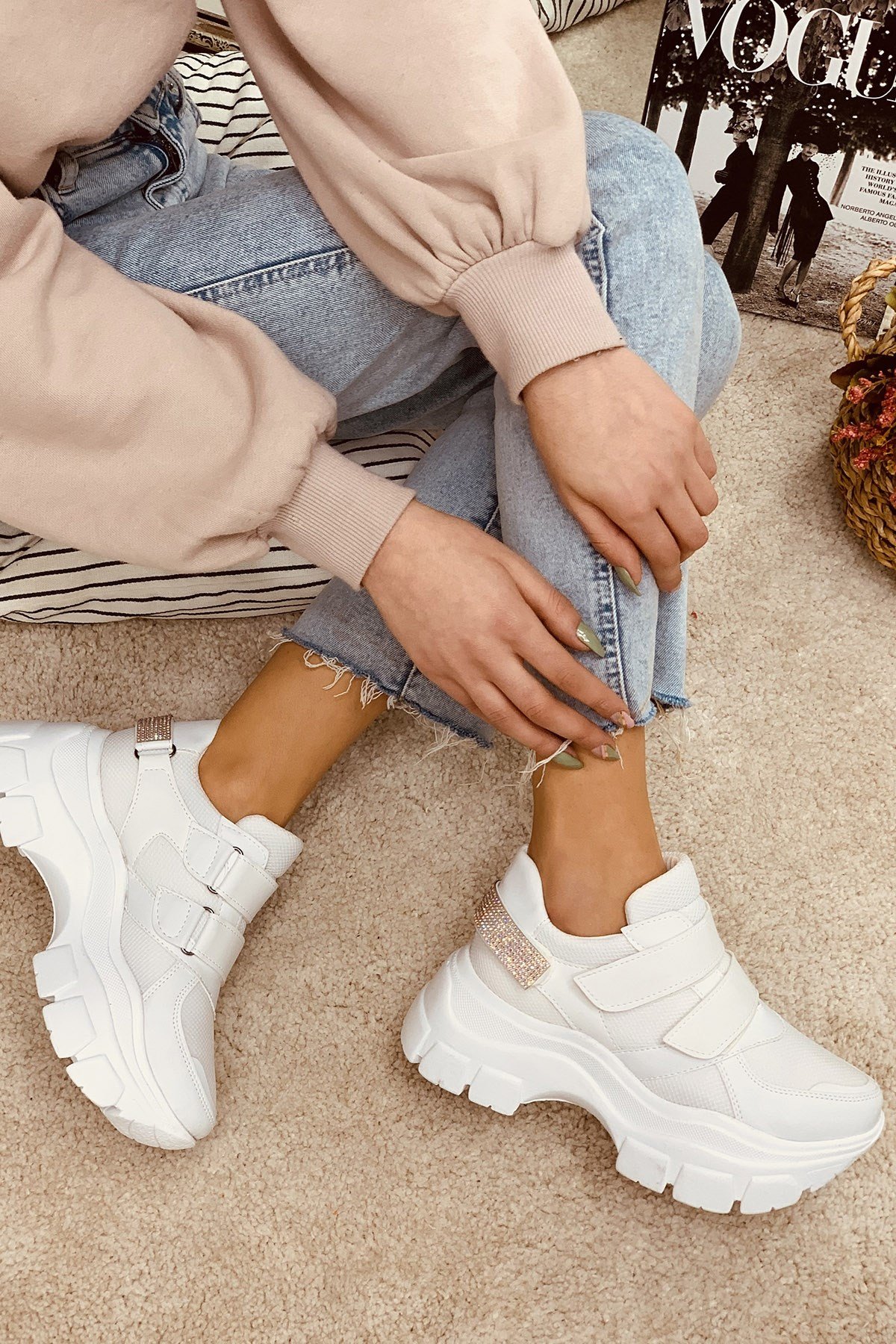 Wall Beyaz Cırtlı Taşlı 6Cm Taban Yk  Bayan Spor Ayakkabı Sneakers