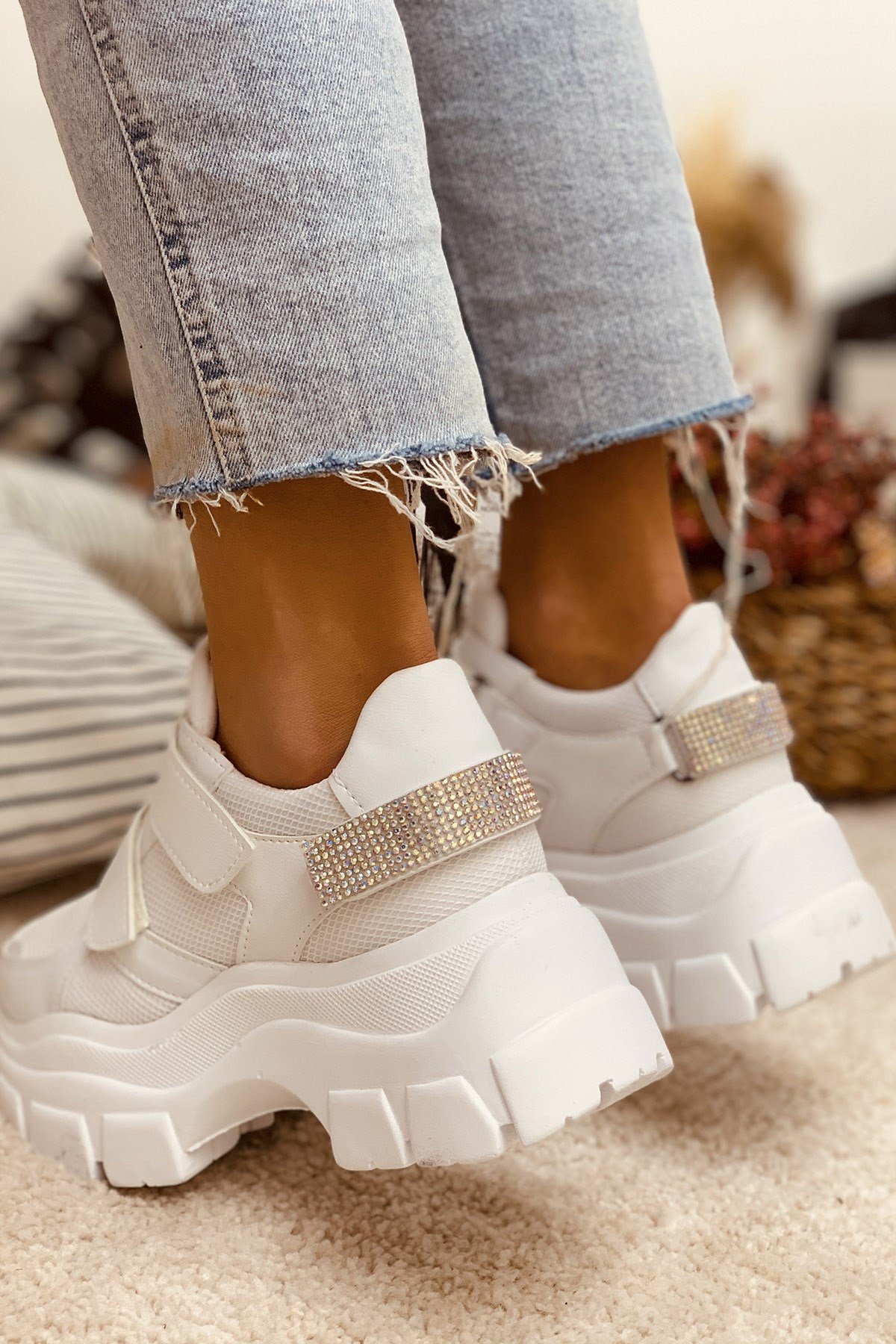 Wall Beyaz Cırtlı Taşlı 6Cm Taban Yk  Bayan Spor Ayakkabı Sneakers