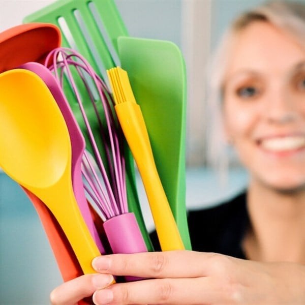 Lurch - Platin Silikon Yemek Kaşığı 28 cm Somon - Yanmaz, Yapışmaz, Bükülmez, Çizmez, Tat ve Koku Bırakmaz - 240061