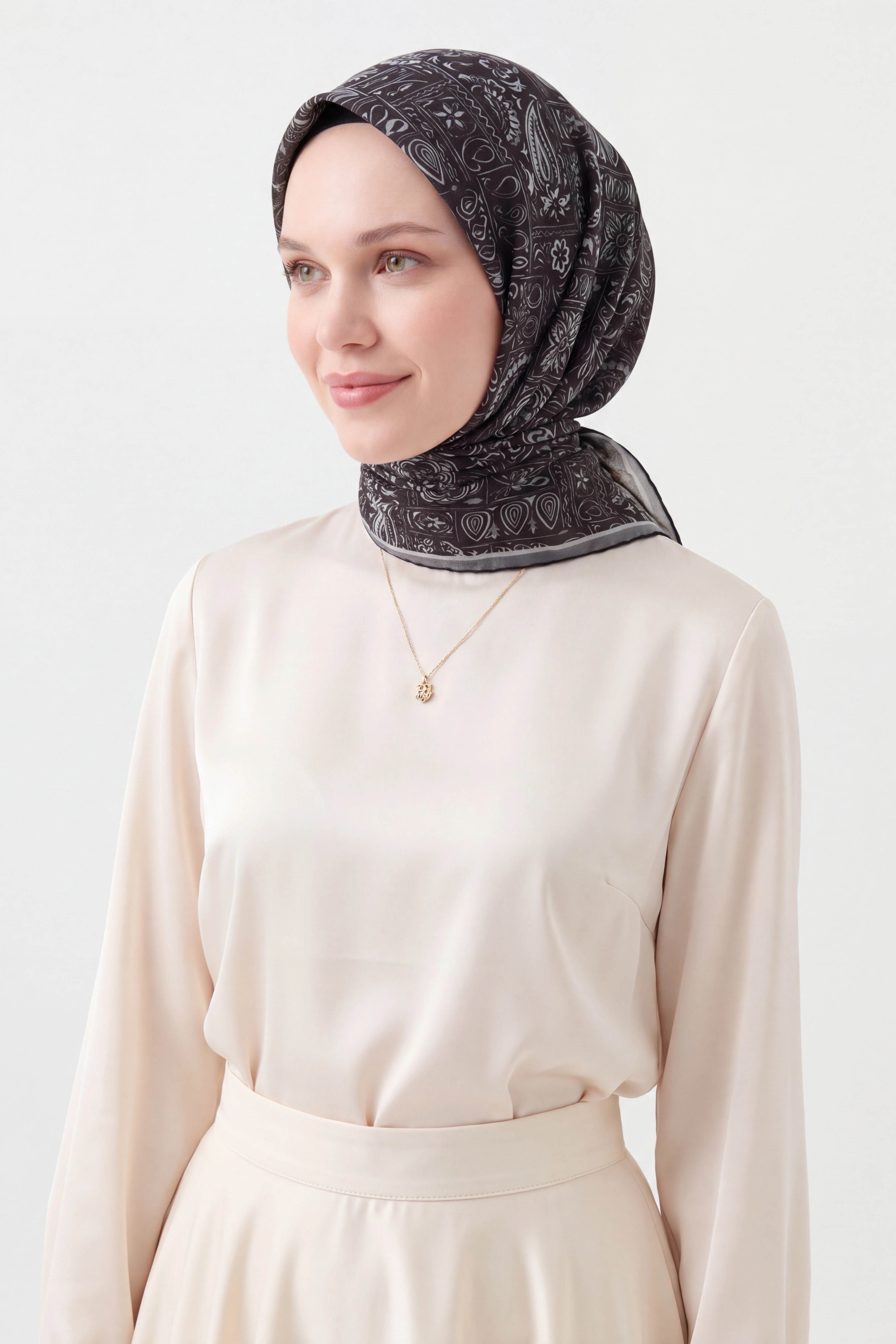 73165-01Soft Eşarp Etnik Siyah