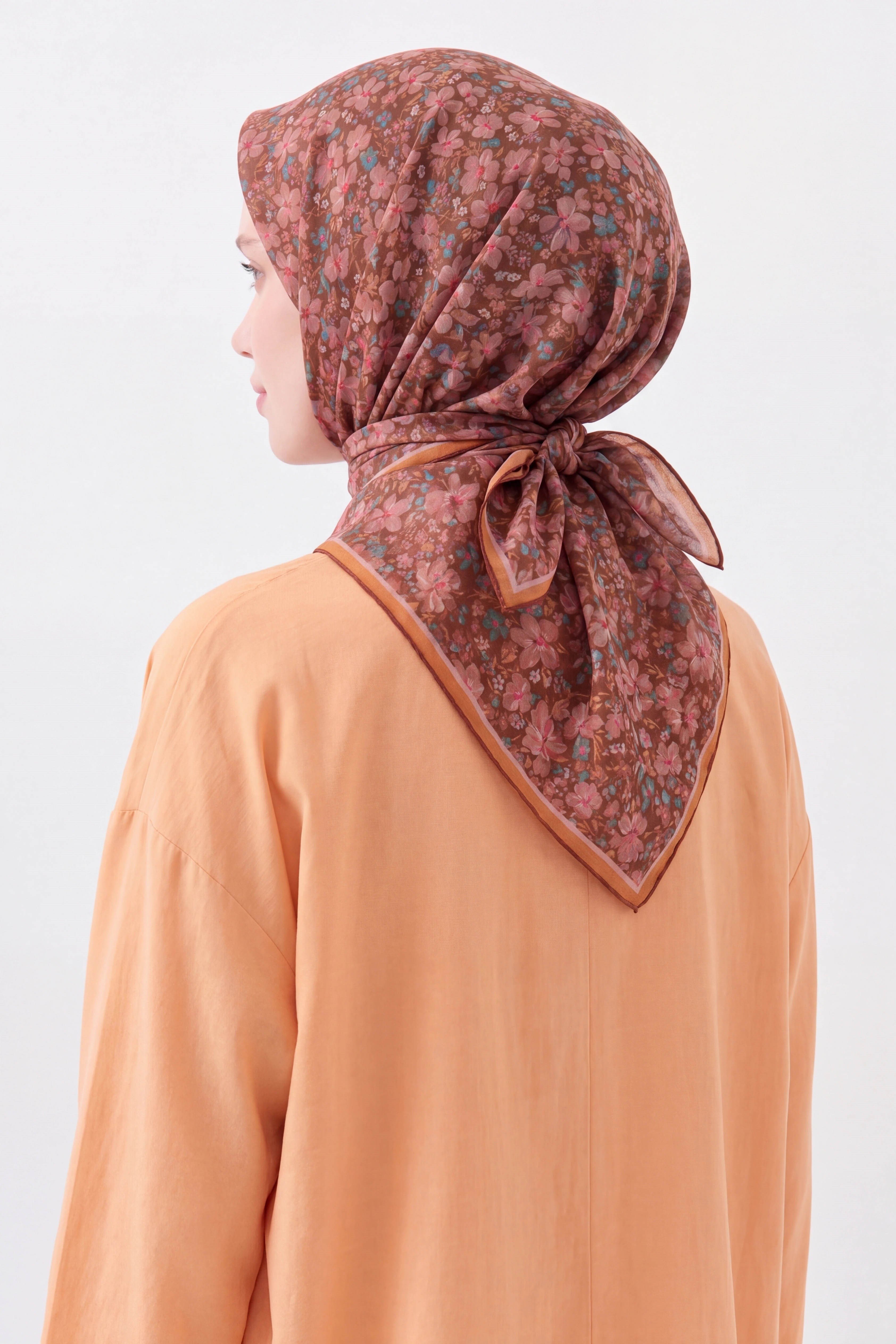 73168-06Soft Eşarp Mini Floral Sütlü Kahve