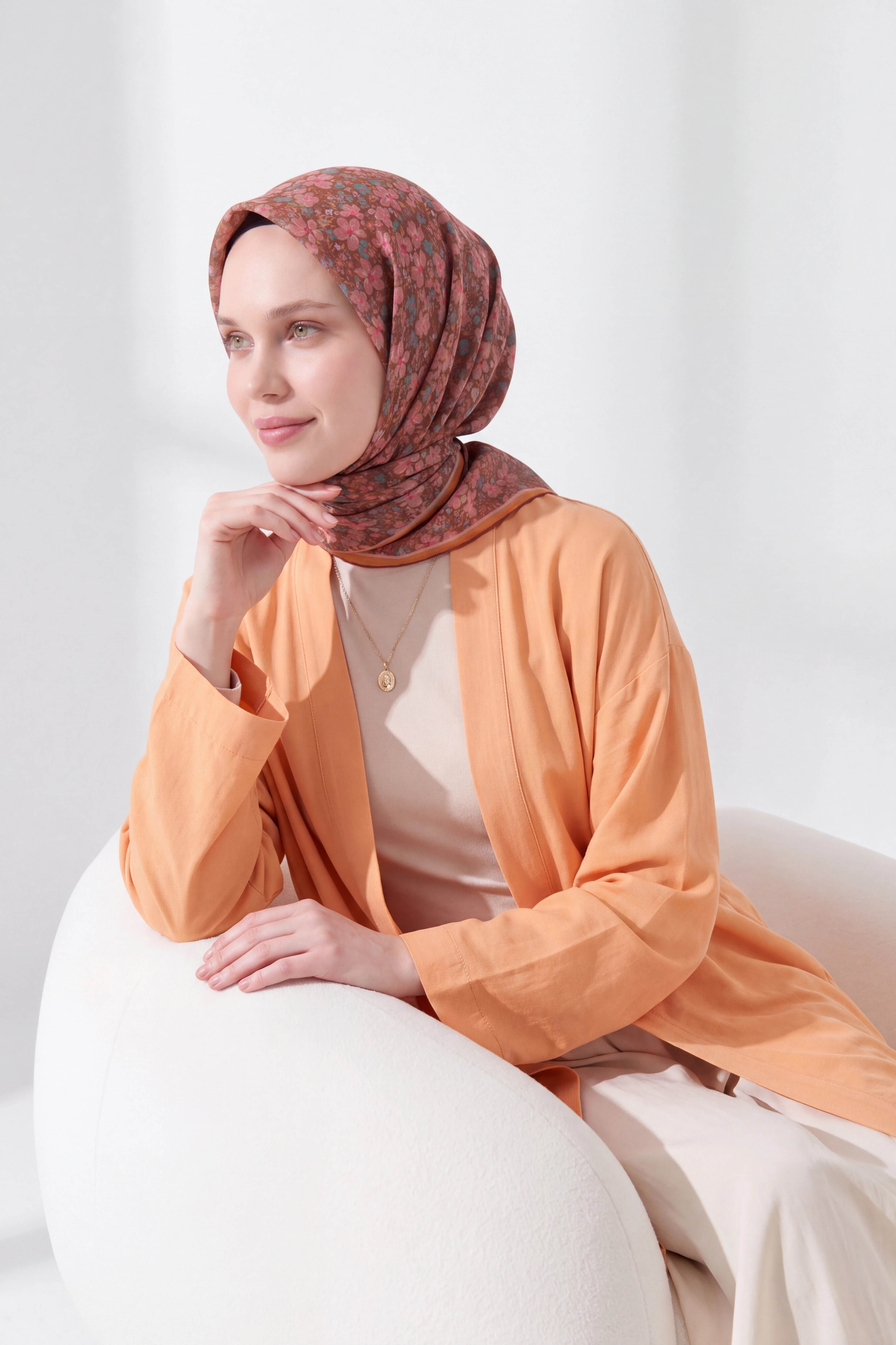 73168-06Soft Eşarp Mini Floral Sütlü Kahve