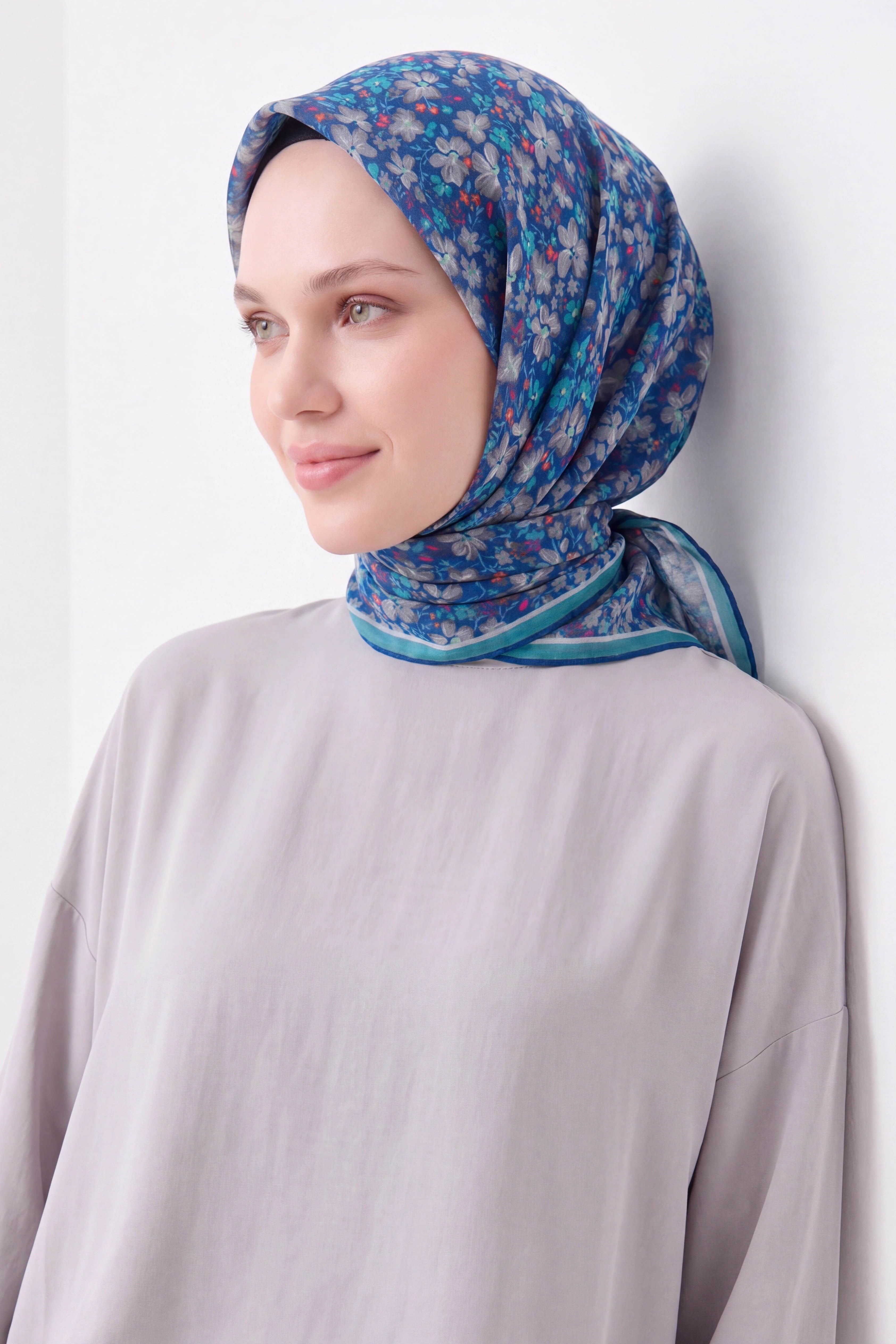 73168-22Soft Eşarp Mini Floral Koyu Mavi