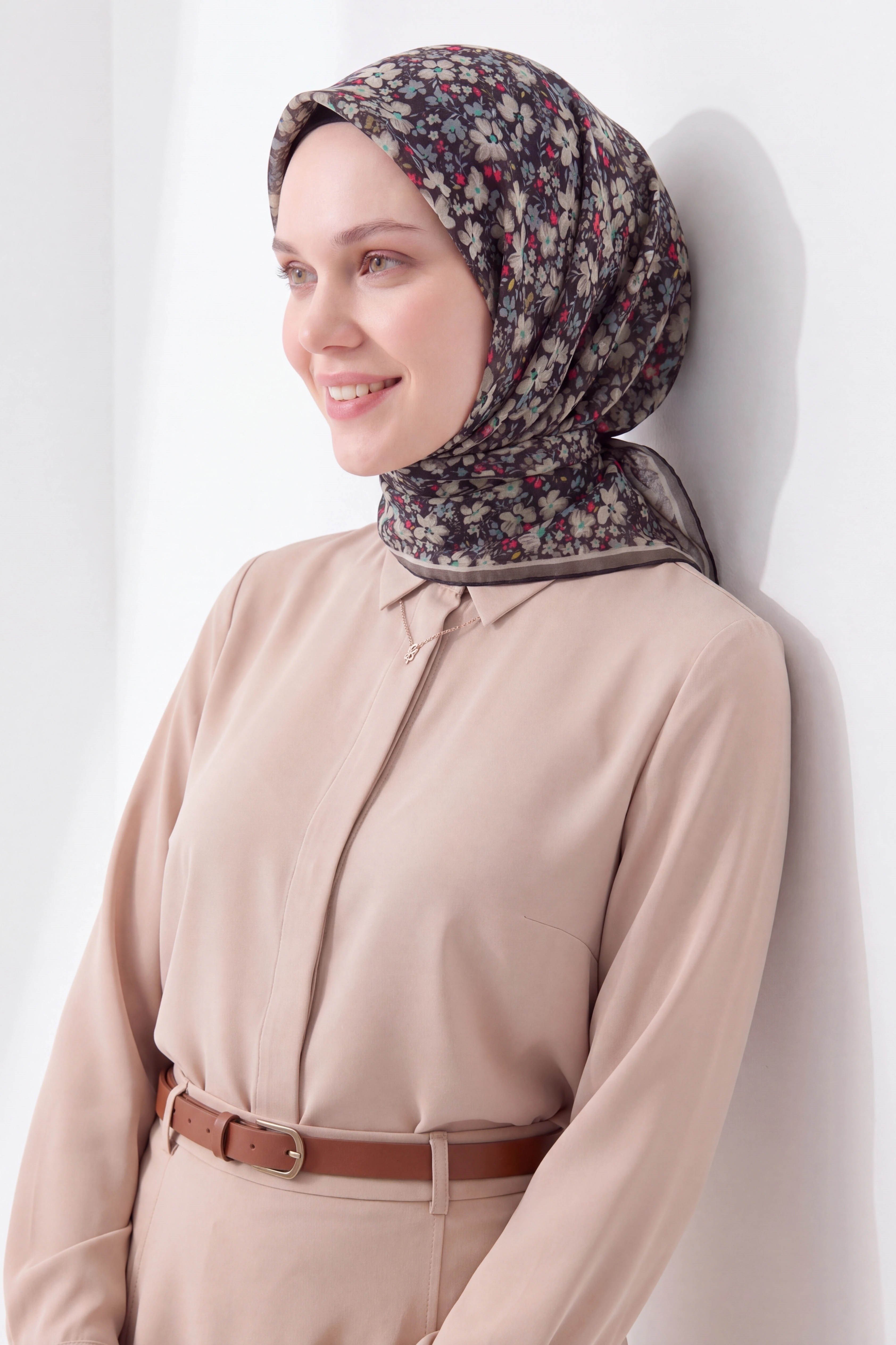 73168-24Soft Eşarp Mini Floral Siyah