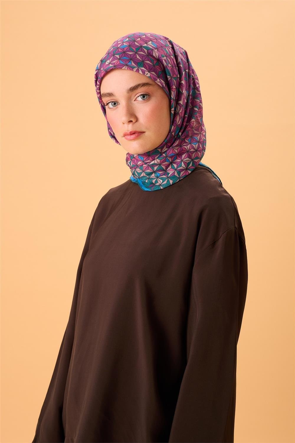 İnce Pamuk Soft Eşarp Zümrüt Yeşili Mor Pudra Pembe Gök Mavi Desenli Kaymaz
                Dokulu Tok Duruşlu 90X90