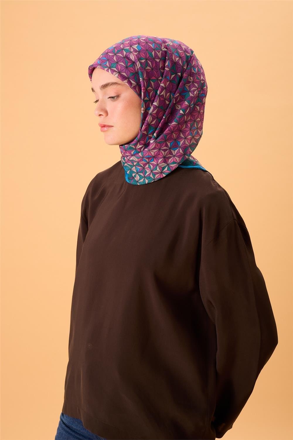 İnce Pamuk Soft Eşarp Zümrüt Yeşili Mor Pudra Pembe Gök Mavi Desenli Kaymaz
                Dokulu Tok Duruşlu 90X90