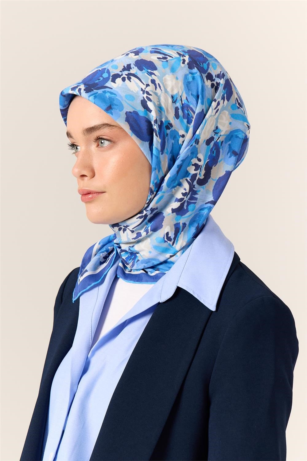 Organik Pamuk İpek Eşarp Gece Mavisi Gök Mavi Çiçek Desenli Tok Duruşlu 90X90