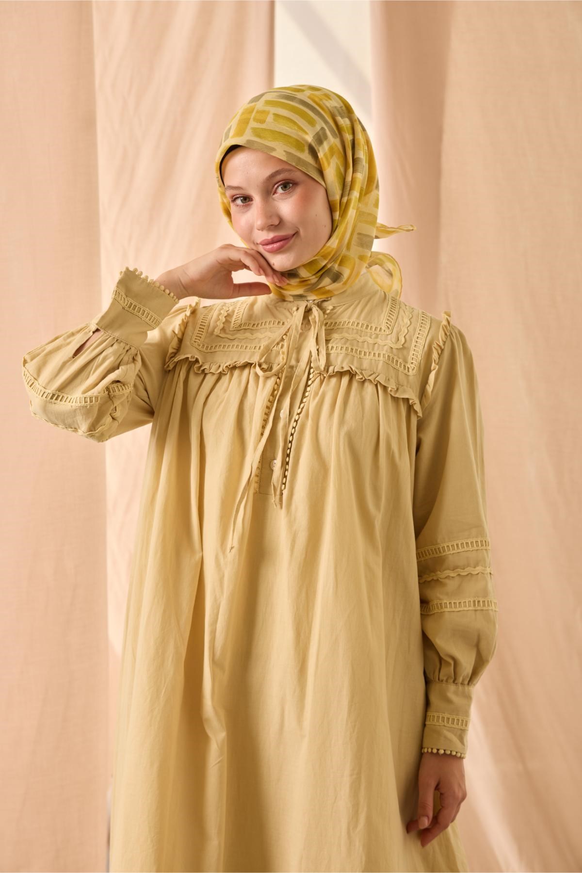 Pamuklu Eşarp Butter Yellow-Asit-Fıstık Yeşili-Koyu Yeşil Desenli Kaymaz Tok
                Duruşlu 90X90