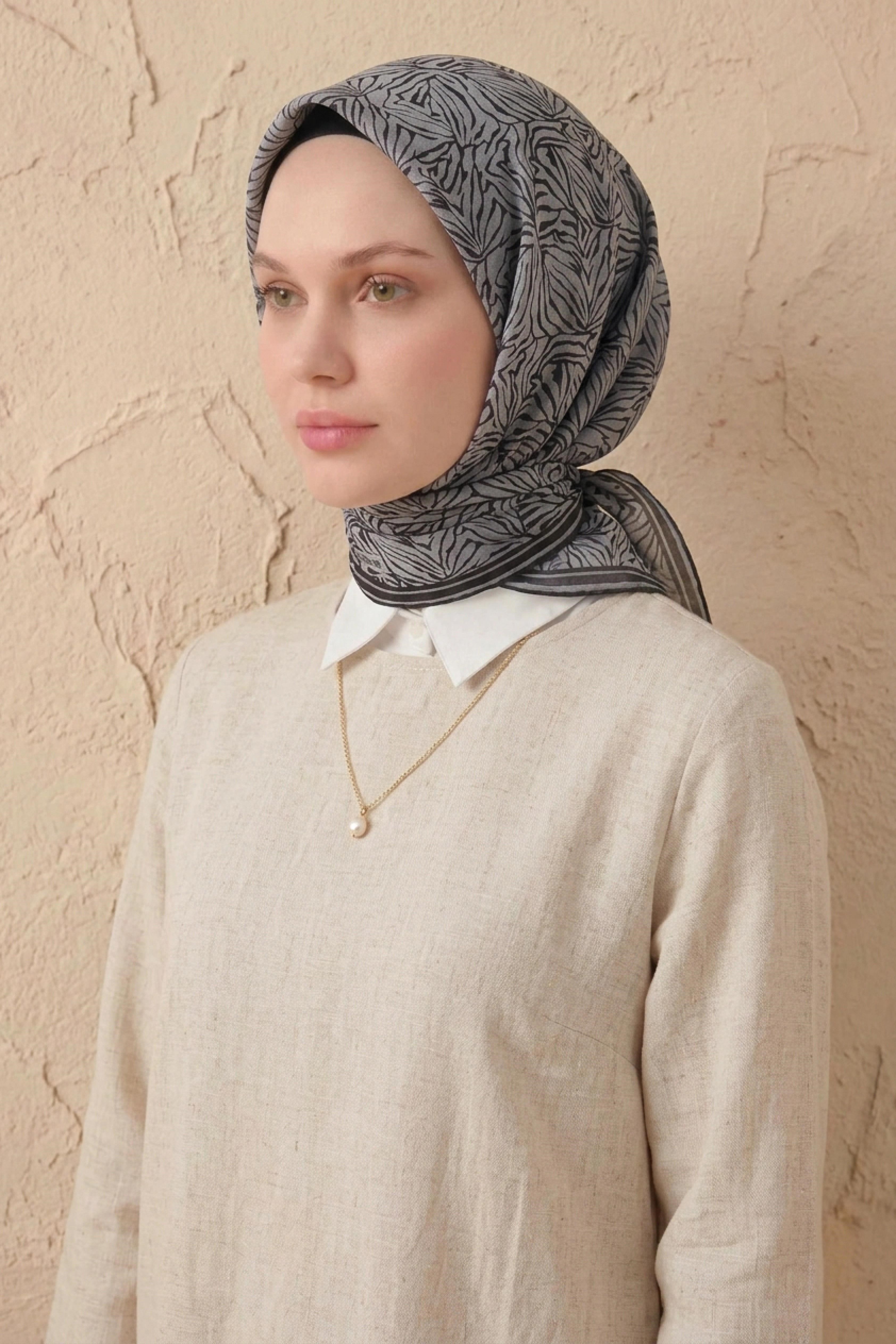 Soft Eşarp Lina Flora Siyah Beyaz 90x90