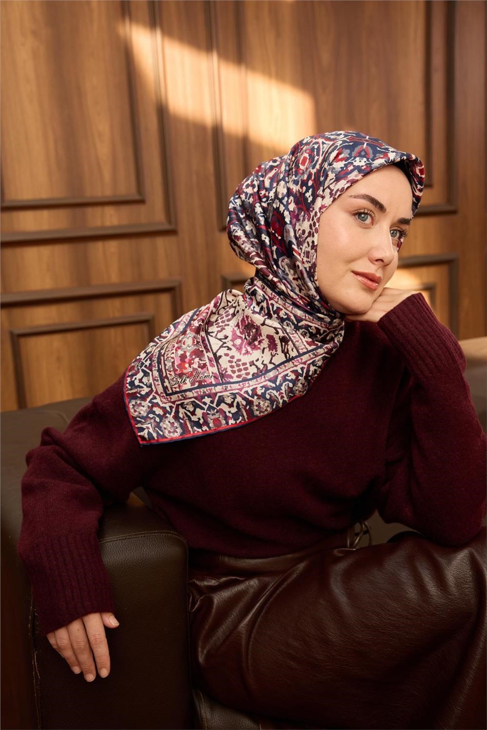 Twill İpek Eşarp Lacivert–Bordo Desenli Tok Duruşlu Kaymaz 90X90