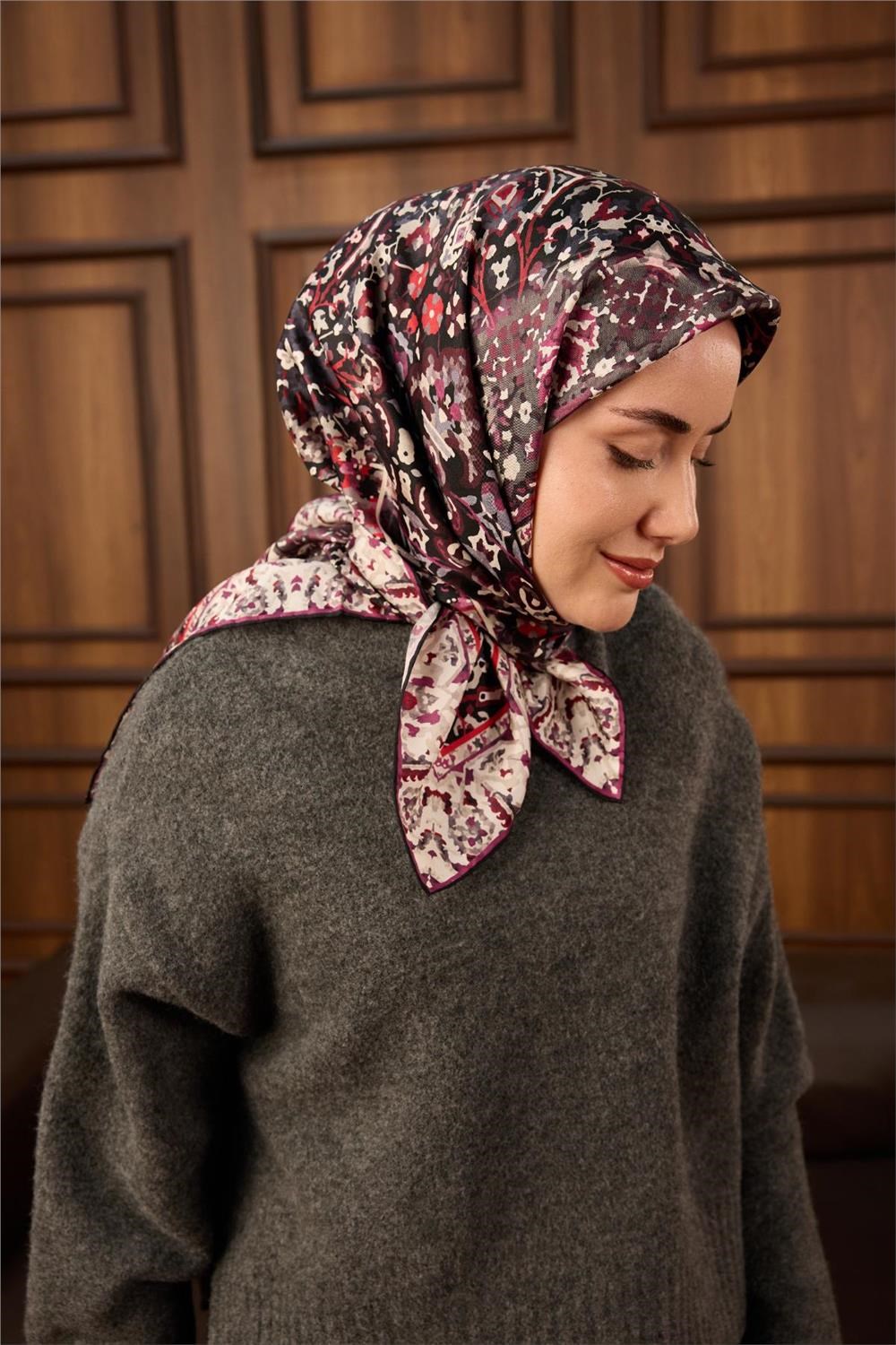 Twill İpek Eşarp Siyah–Bordo Desenli Tok Duruşlu Kaymaz 90X90