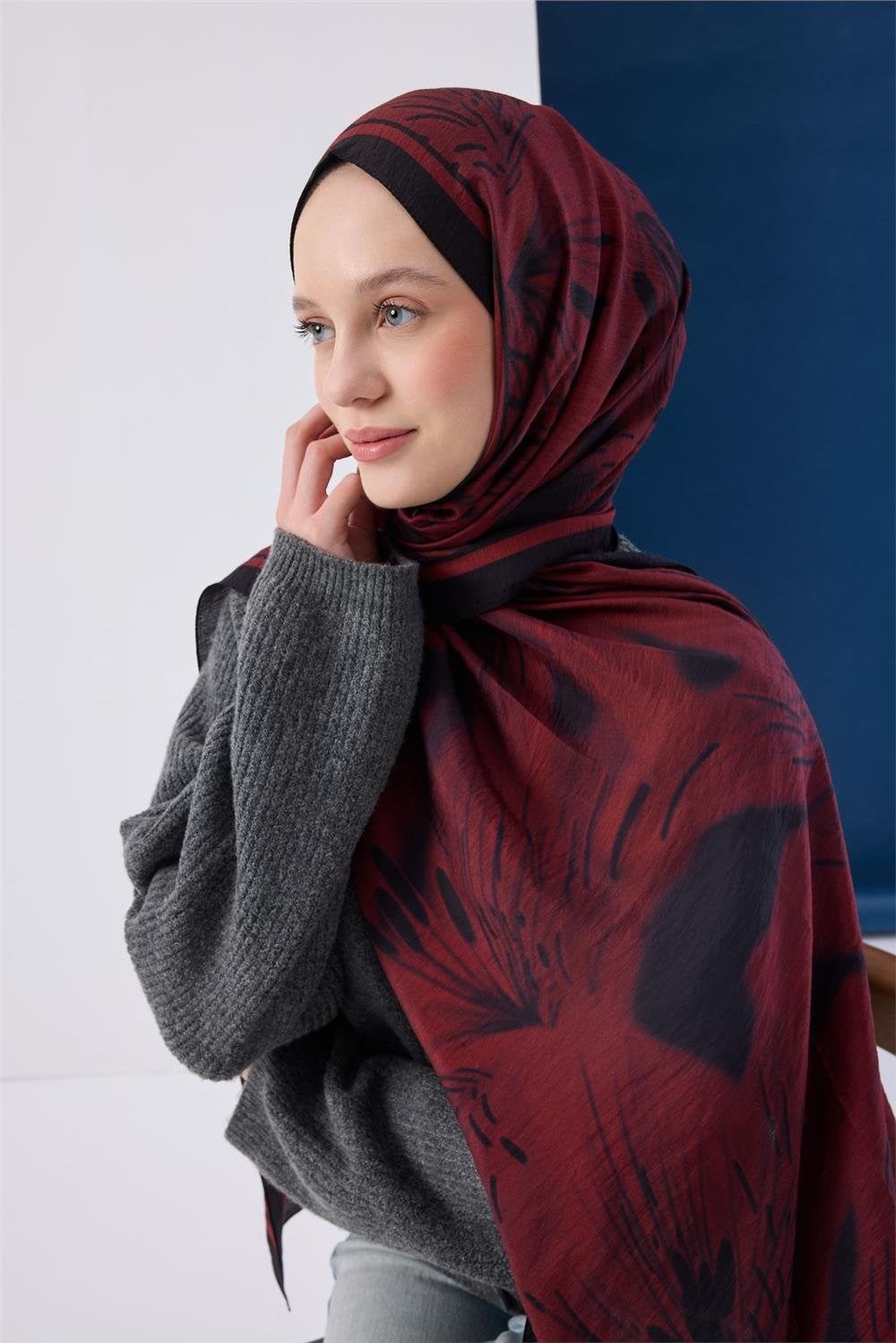 Viskon Mayda Şal Kırmızı Zeminli Siyah Detaylı Desenli Yumuşak Dokulu 190X70