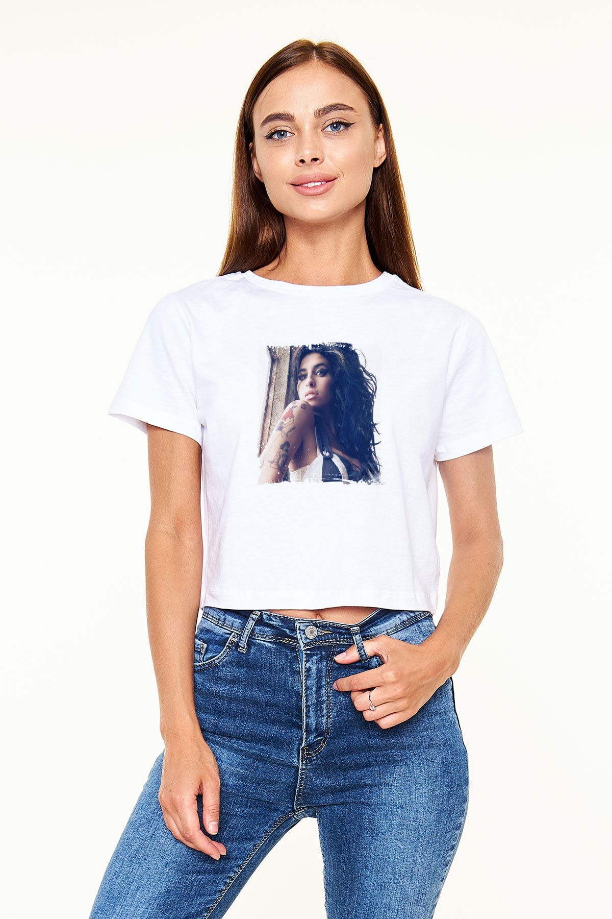 Amy Winehouse Baskılı Beyaz Kadın Crop Top Tişört
