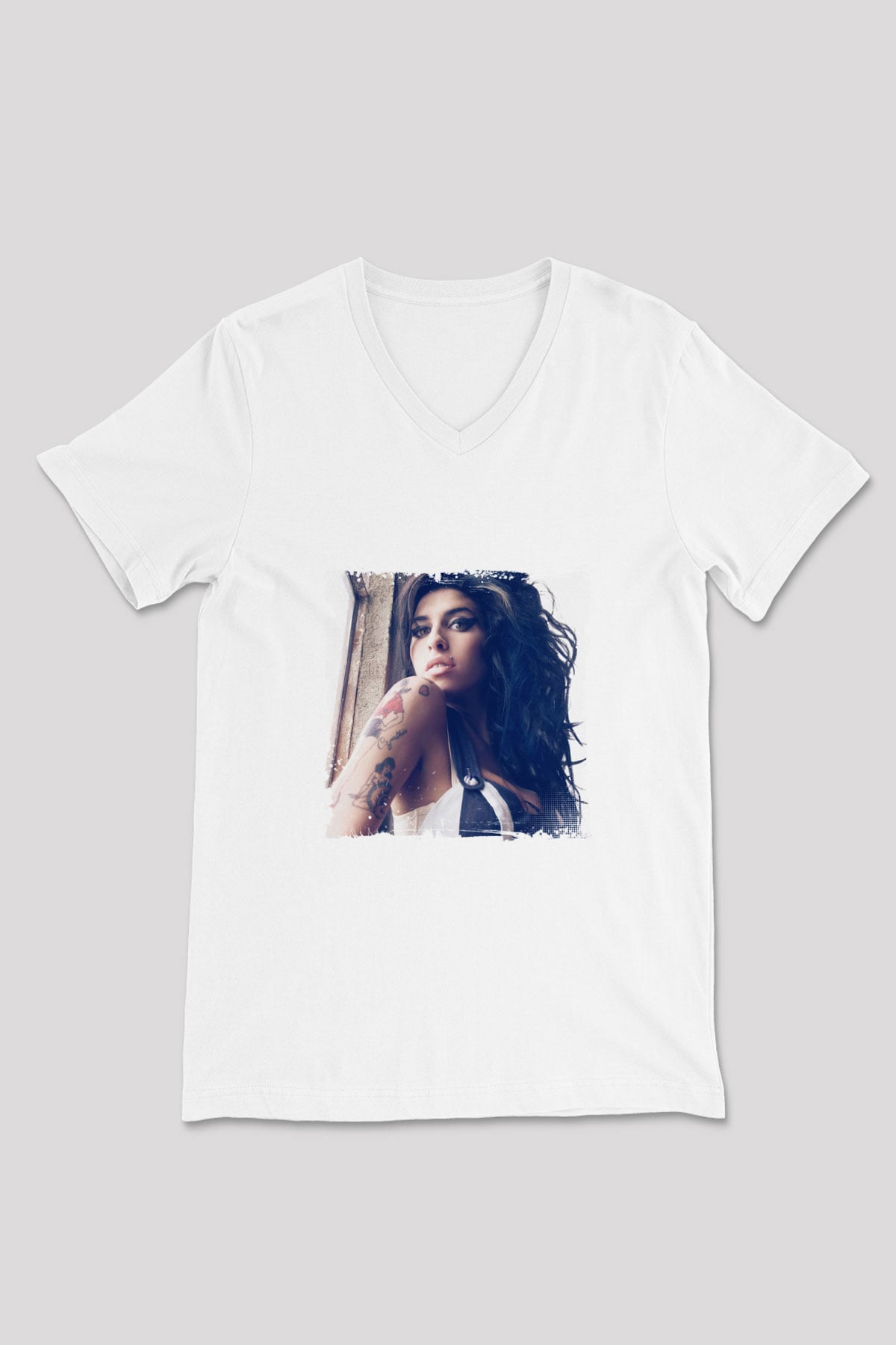Amy Winehouse Baskılı Beyaz V Yaka Unisex Tişört